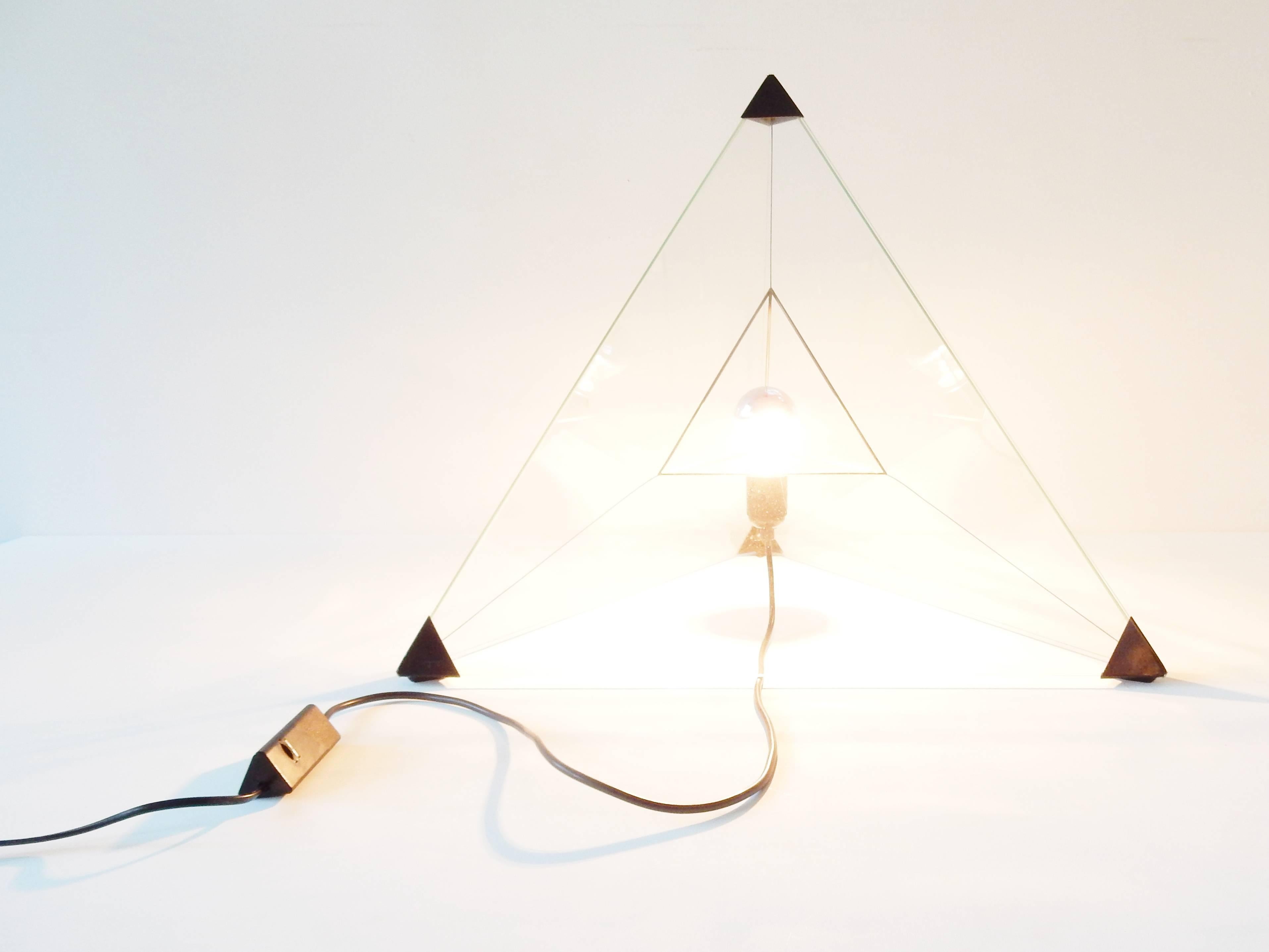 „Tetrahedron“ Tisch- oder Stehlampe, niederländisches Design, 1970er Jahre (Niederländisch) im Angebot