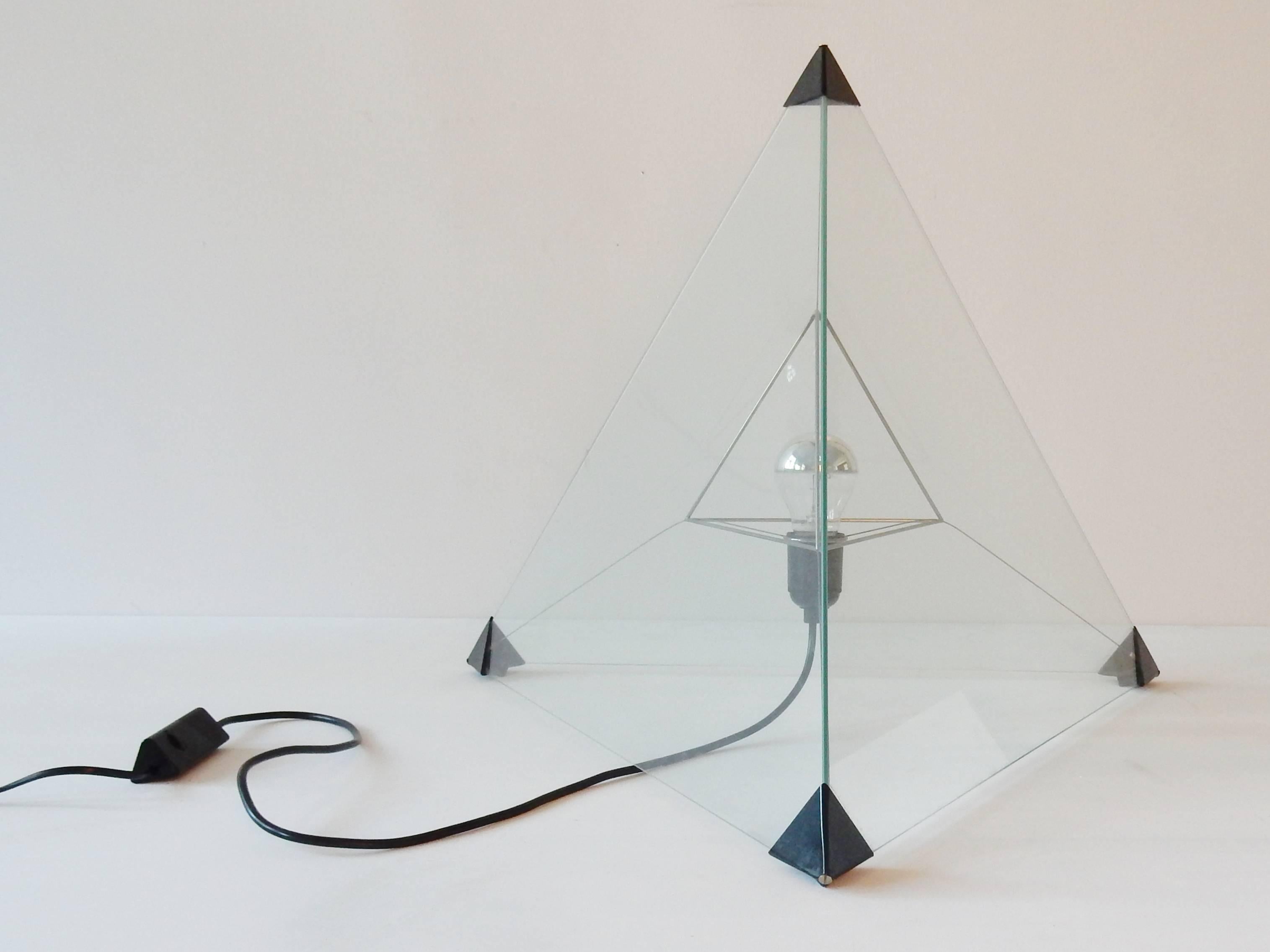 Ferronnerie Lampe de table ou lampadaire « Tetrahedron », design néerlandais, années 1970 en vente