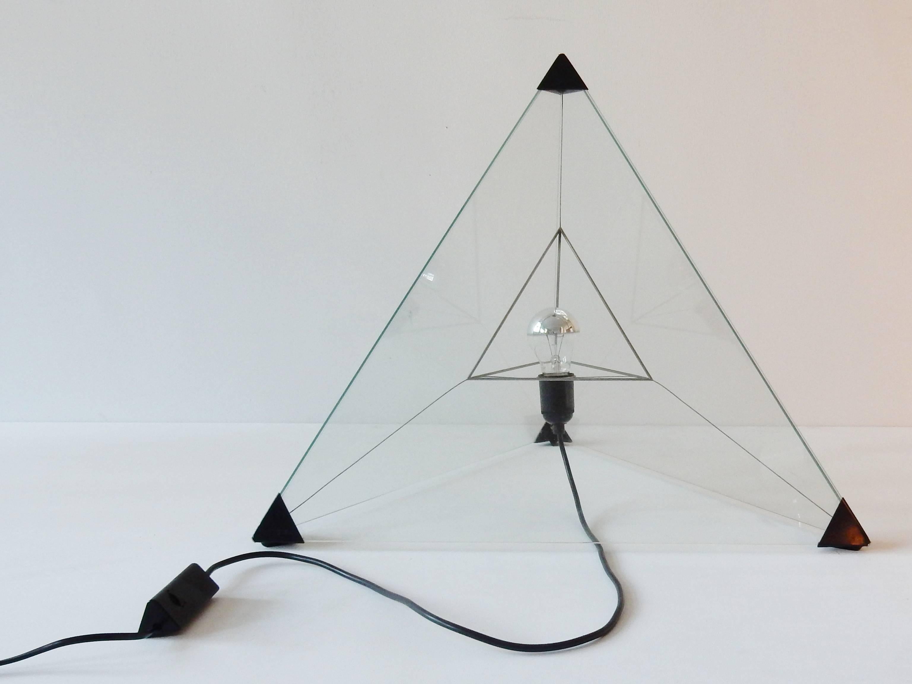 „Tetrahedron“ Tisch- oder Stehlampe, niederländisches Design, 1970er Jahre im Zustand „Hervorragend“ im Angebot in Steenwijk, NL