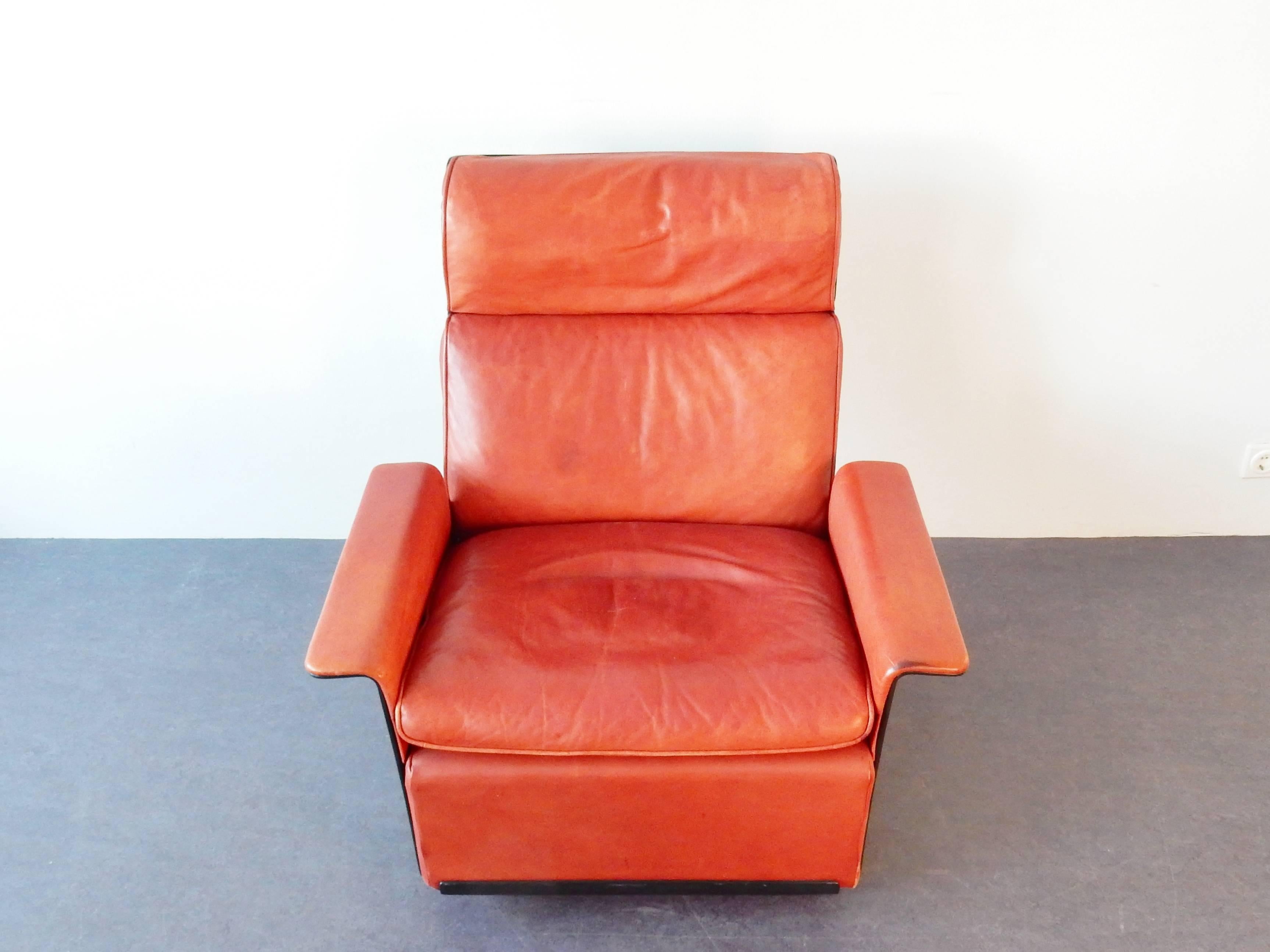 Beautiful lounge chair by Dieter Rams for Vitsoe. This chair is in original and very good condition, especially considering age and use. This chair was purchased by the first owner in 1966 in Frankfurt. This red-brown leather upholstery has been