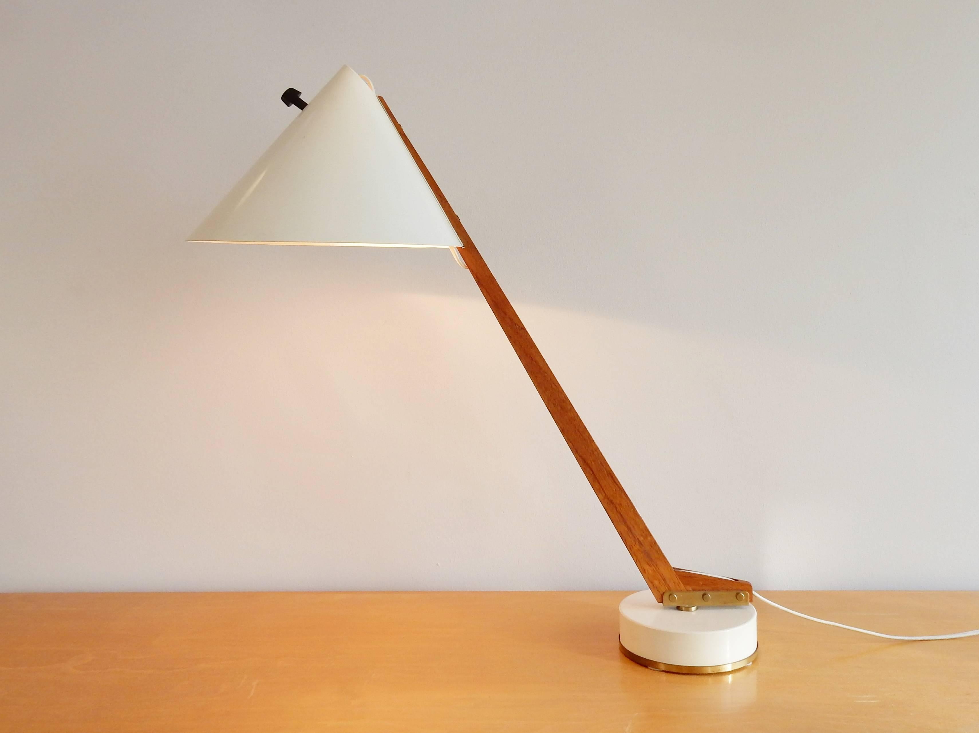 This desk lamp is a very goodlooking item. The combination of materials, colors and design are fascinating. A design by Hans-Agne Jakobsson from the 1950s.
The light can be swiveled for easy adjustment to the position needed. The wiring is very