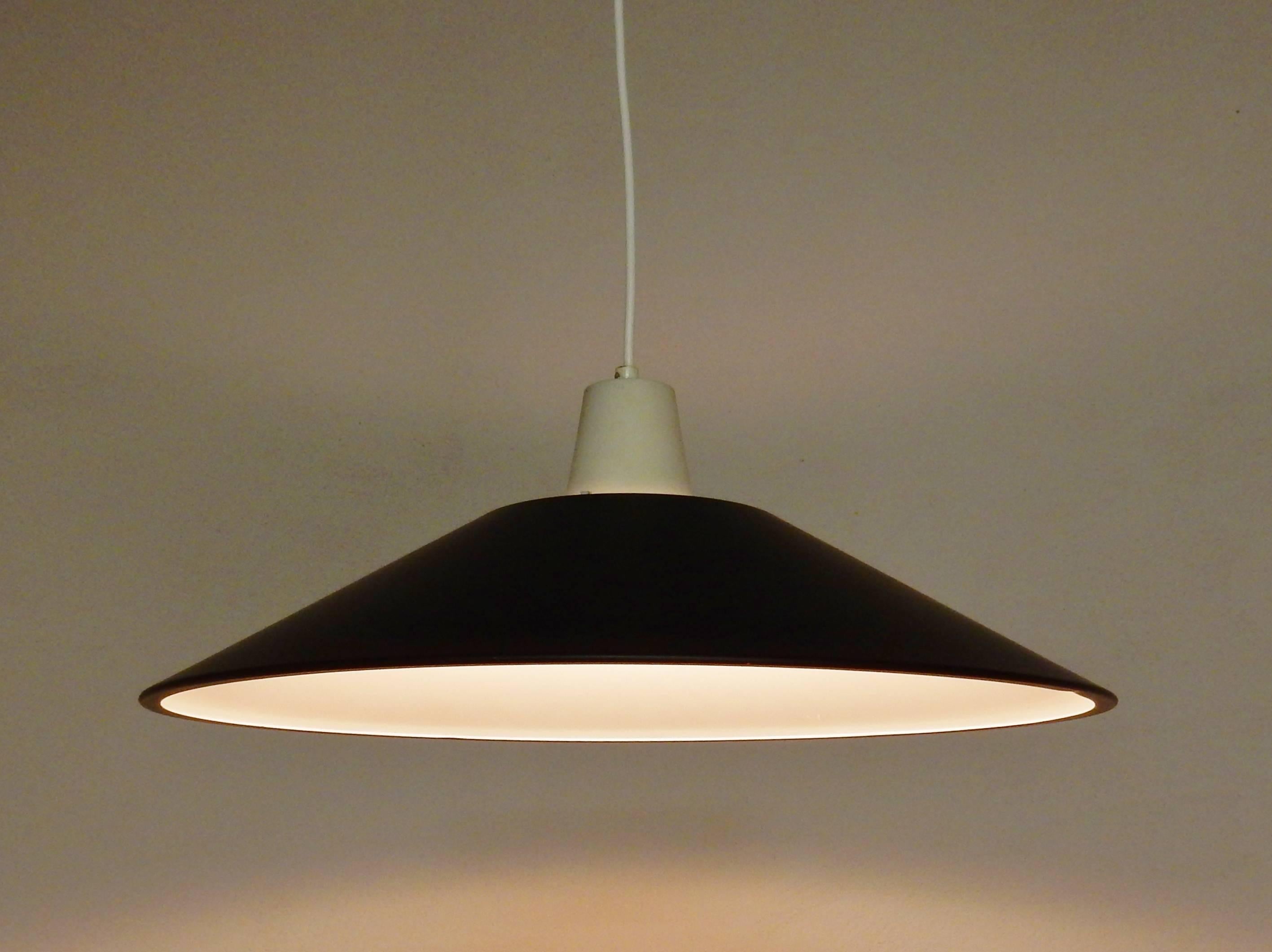 Mid-Century Modern Lampe à suspension du milieu du siècle en métal laqué noir et blanc, années 1950-1960 en vente
