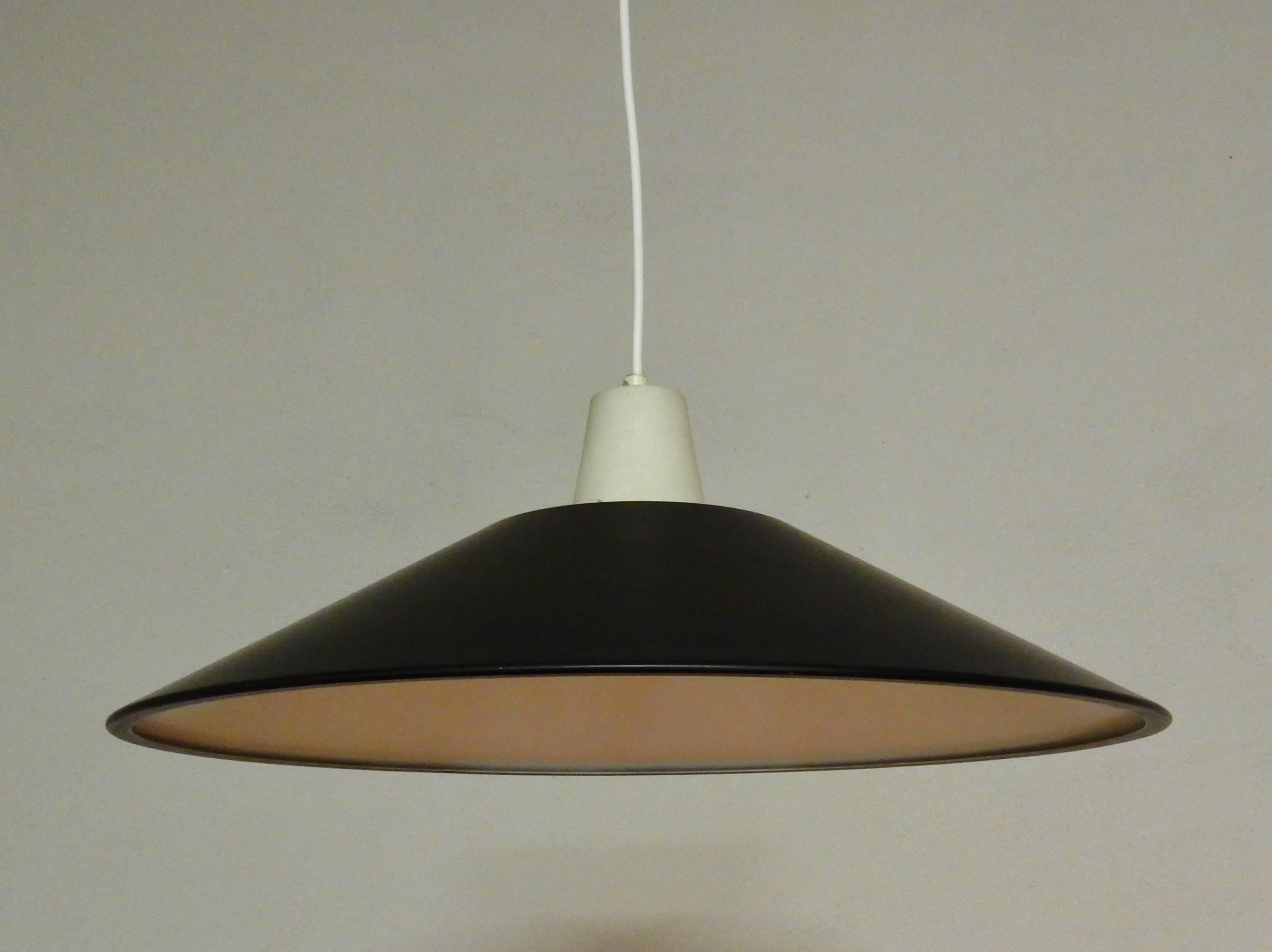 Néerlandais Lampe à suspension du milieu du siècle en métal laqué noir et blanc, années 1950-1960 en vente