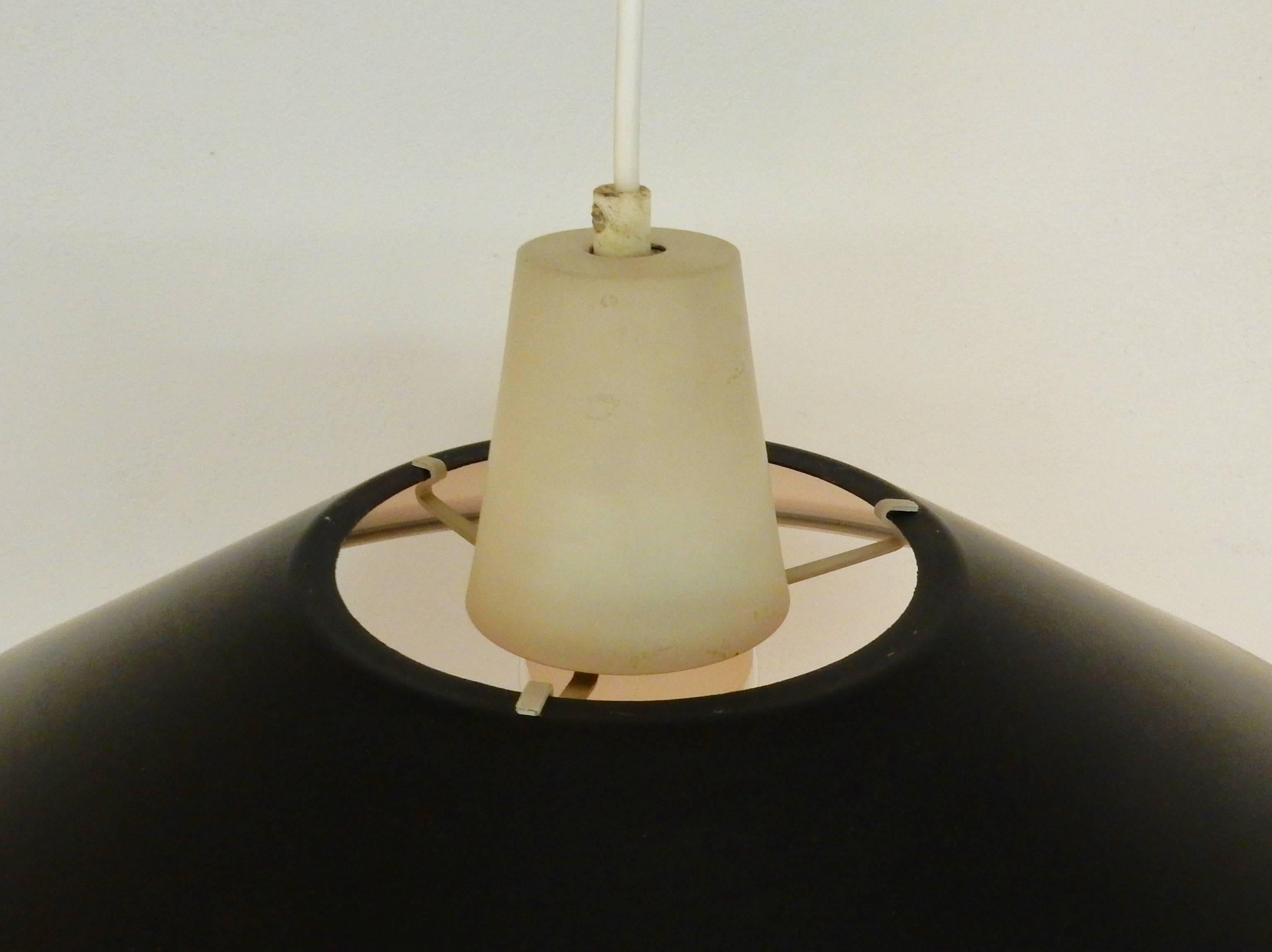 Laqué Lampe à suspension du milieu du siècle en métal laqué noir et blanc, années 1950-1960 en vente