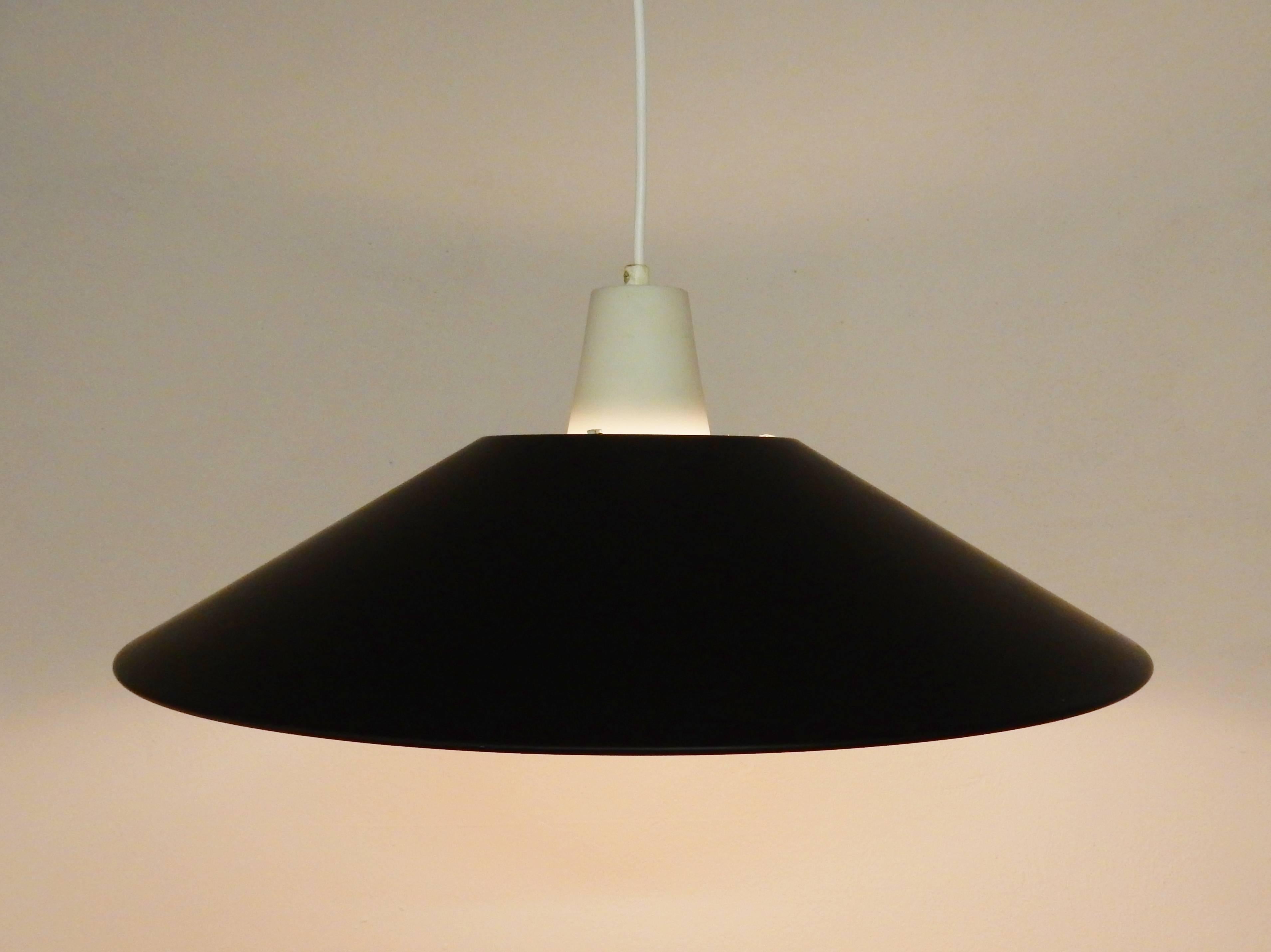 Lampe à suspension du milieu du siècle en métal laqué noir et blanc, années 1950-1960 Bon état - En vente à Steenwijk, NL