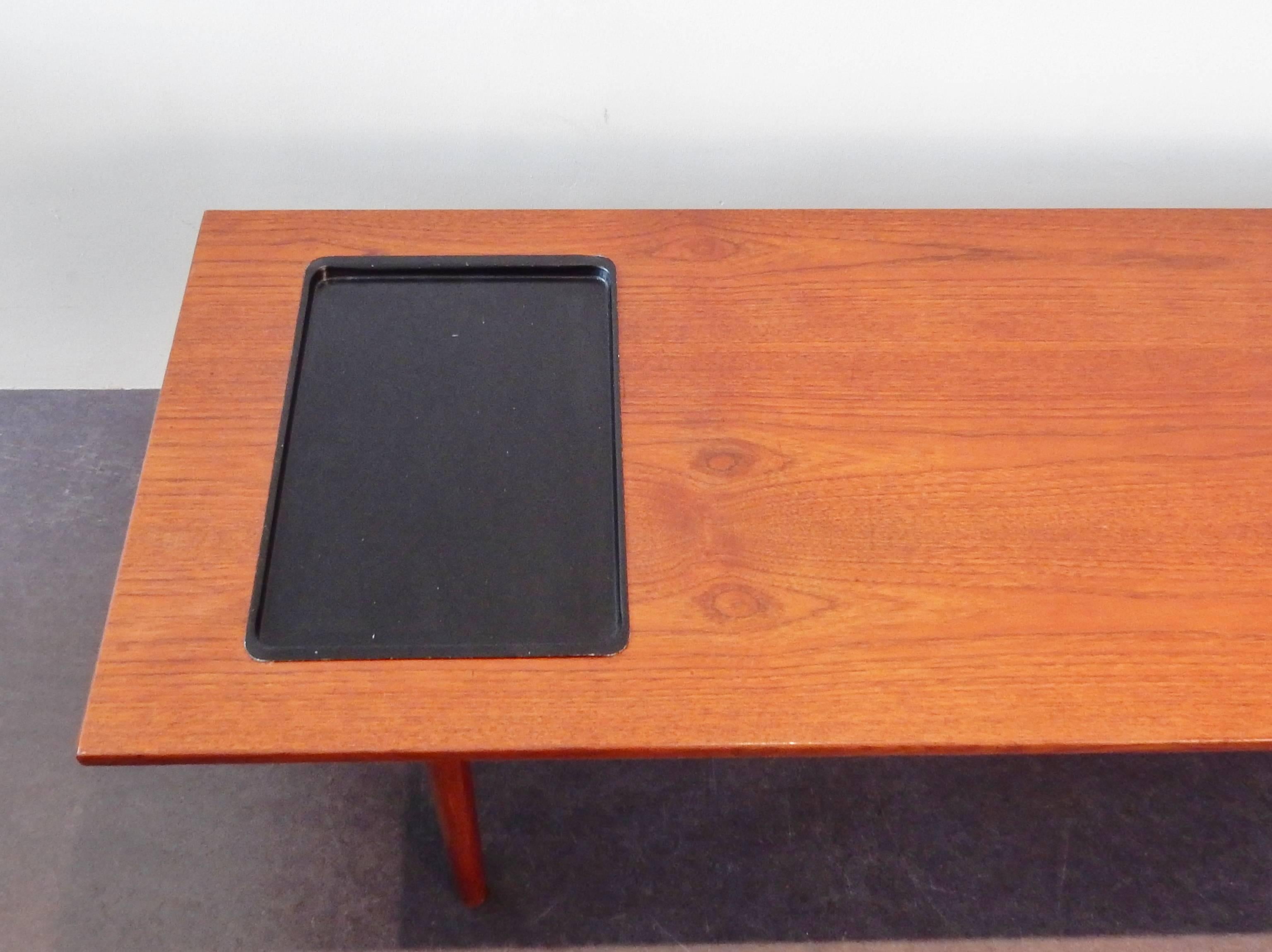 Scandinave moderne Table basse avec plateau en métal par Grete Jalk pour Poul Jeppesen, Danemark en vente