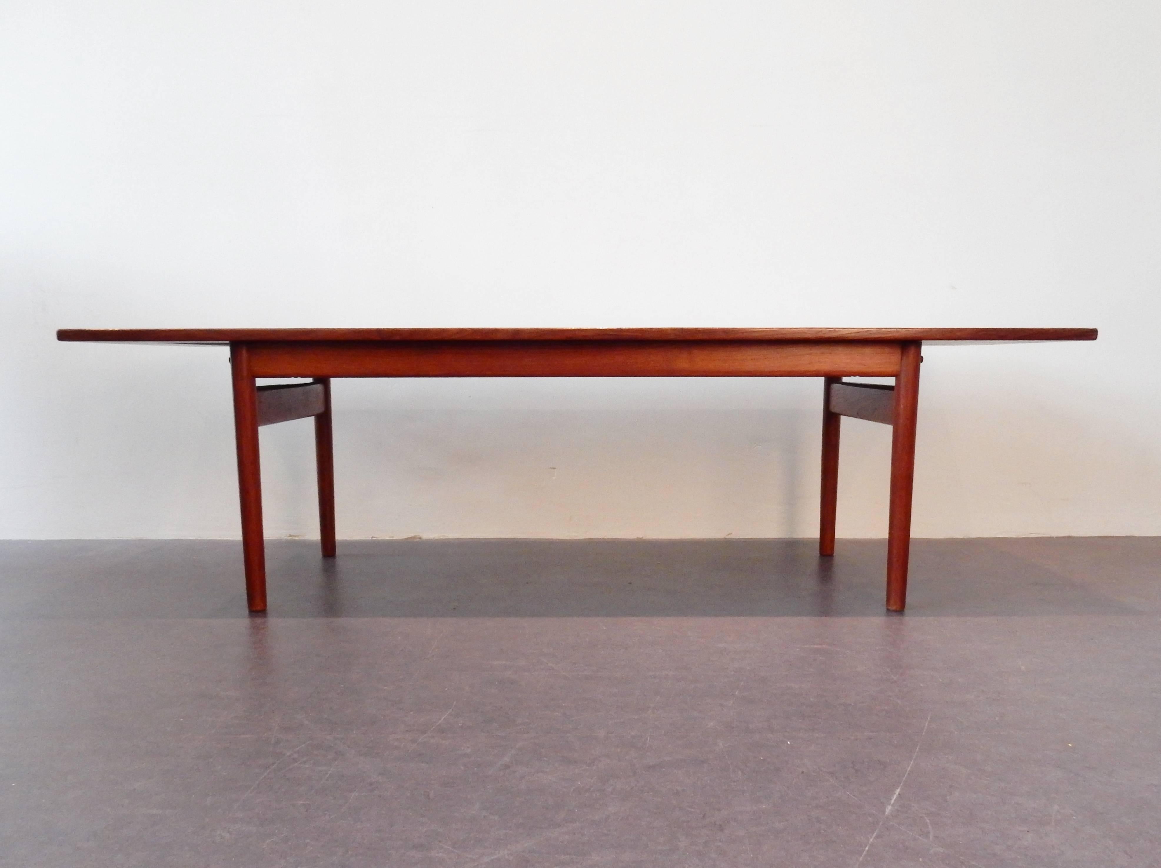 Beautiful piece of Danish design by Grete Jalk for Poul Jeppesen Møbelfabrik, Denmark. Labelled on the bottom with the paper labels.
This table is a more rare model and holds a black metal serving tray.
The table is in a very good condition. The
