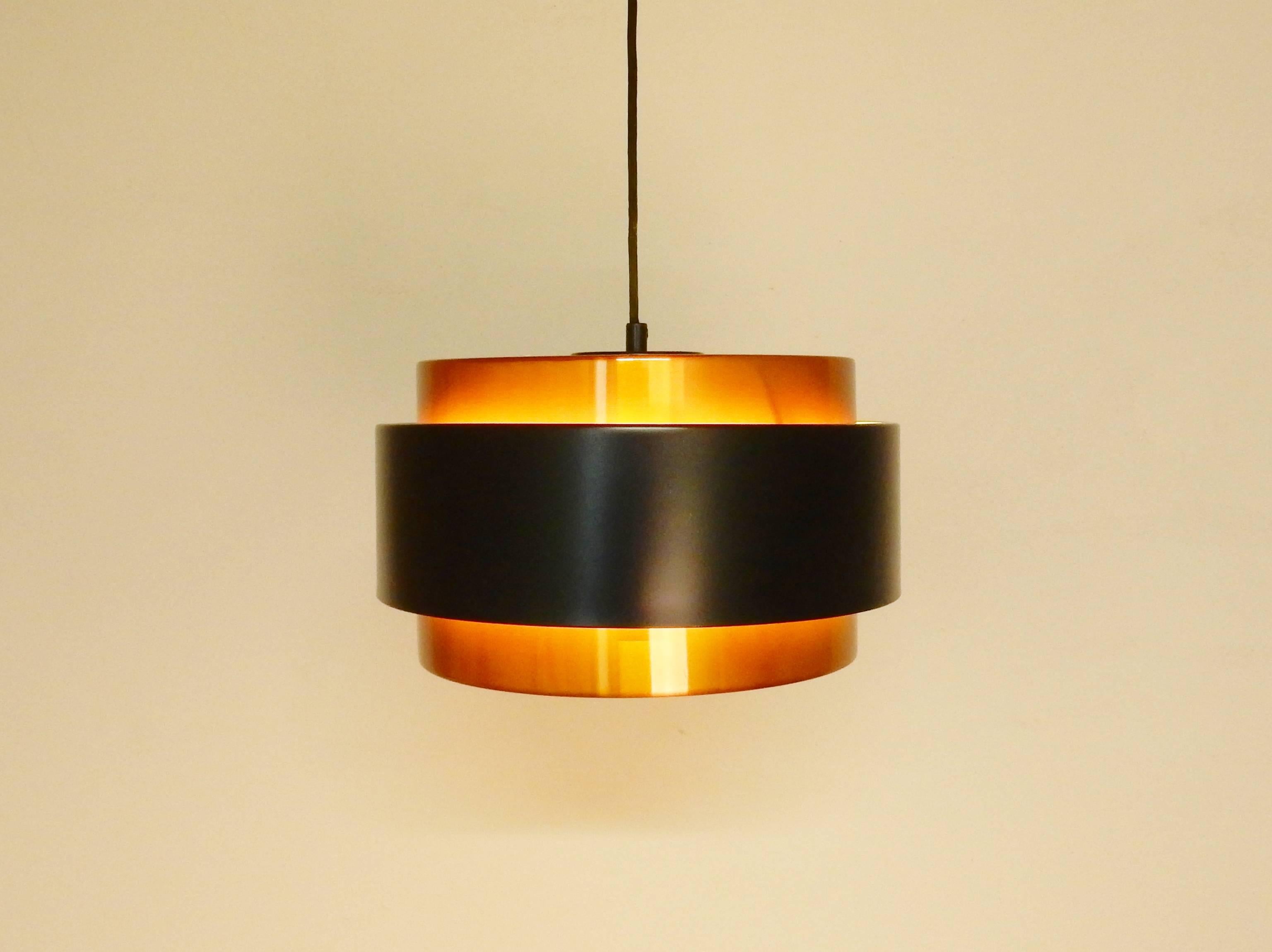 This 'Saturn' pendant holds three E27 sockets.
This light is in a very good condition with a minor thing to the black ring.

The lights of Jo Hammerborg for F&M are iconic for Danish lighting design. A very warm light due to materials and color.
