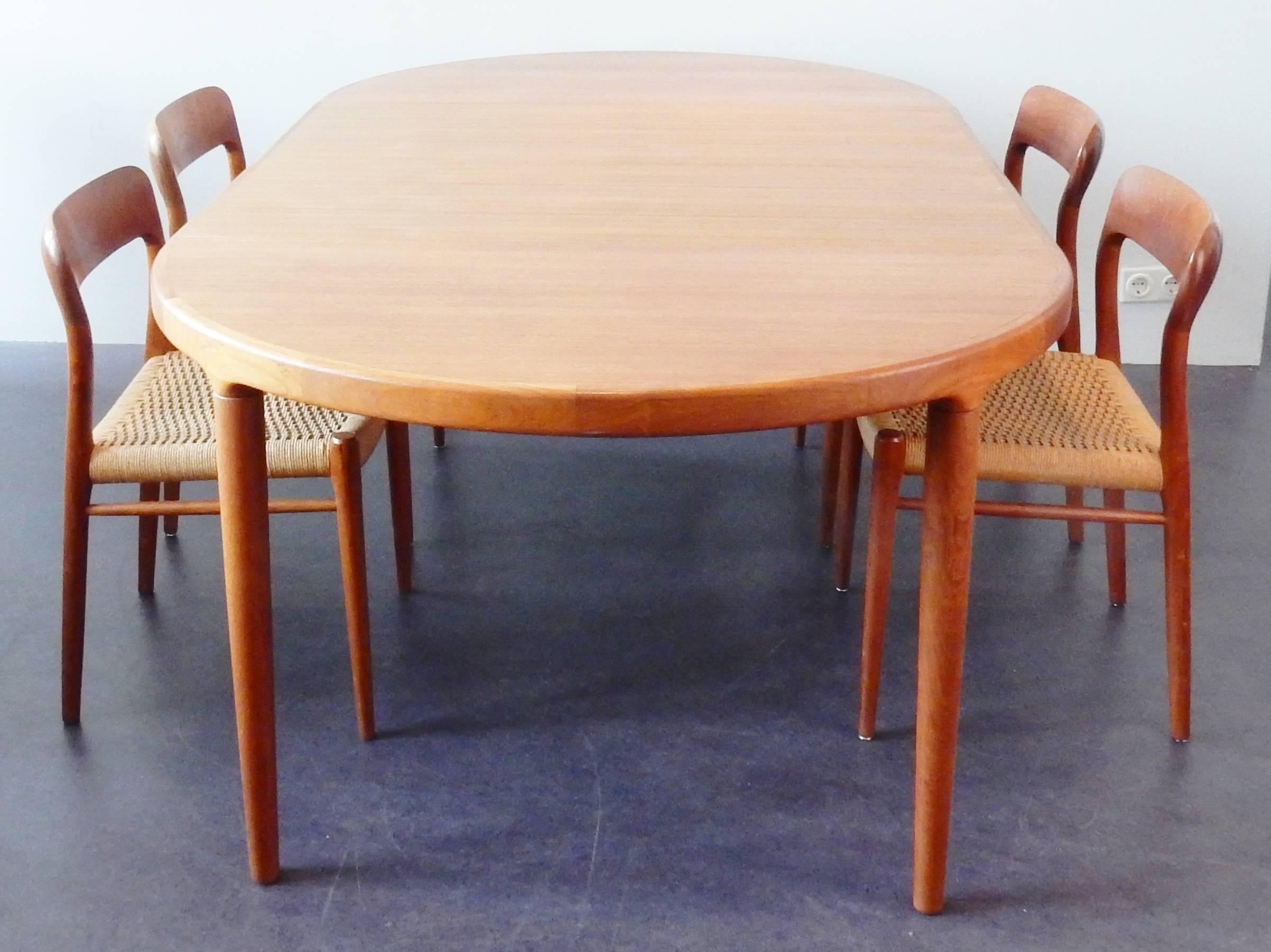 Beautiful Extendable Danish Round Dining Table in Teak, Denmark, 1960s In Good Condition In Steenwijk, NL