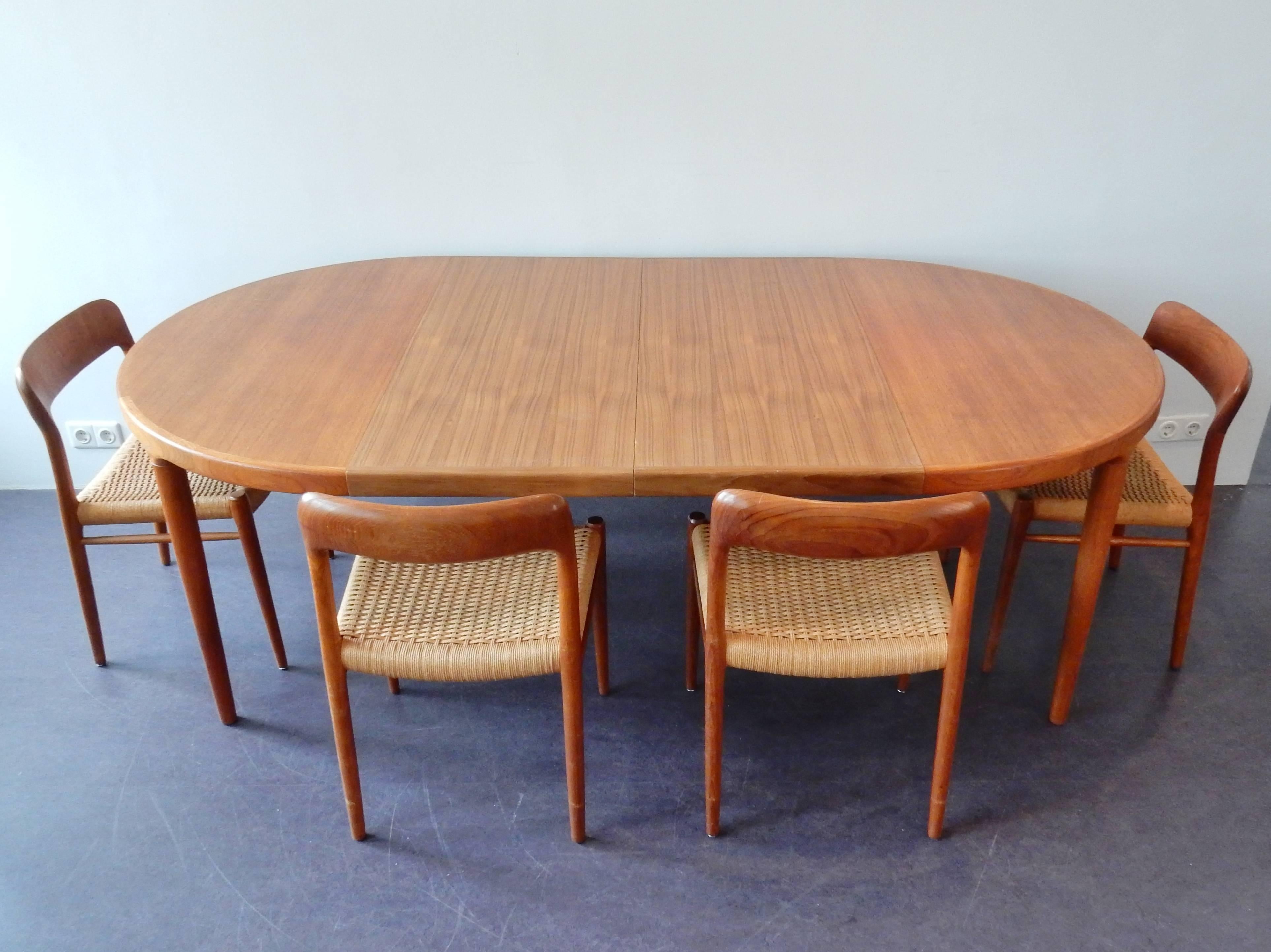 Beautiful Extendable Danish Round Dining Table in Teak, Denmark, 1960s 2