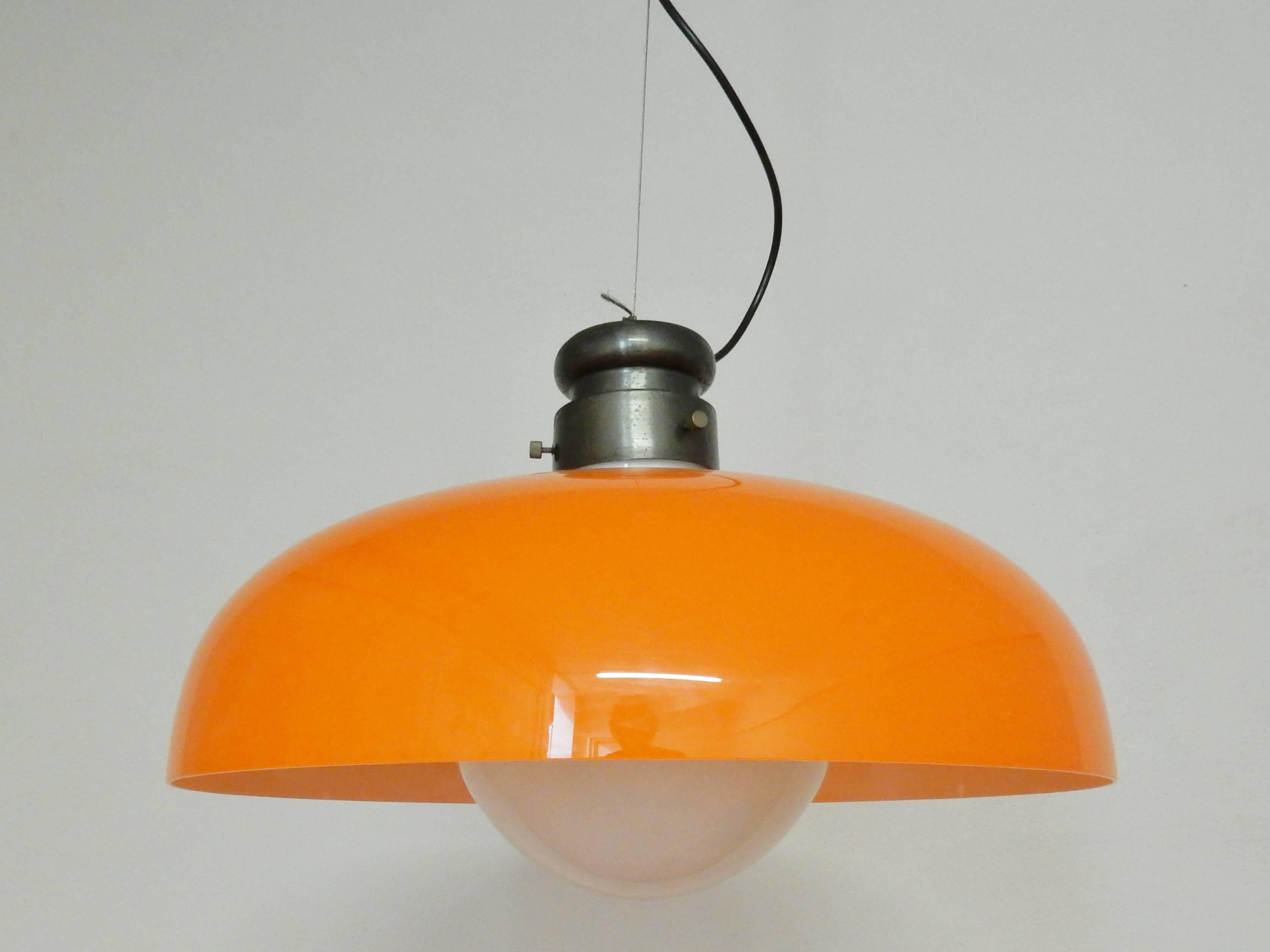 Rare pendant light by Gino Vistosi. This design is from the 1960s as we have it documented in a 1967 catalogue. But not the orange version, this color was added at a later time in the early 1970s. The documents mention Gino Vistosi being the