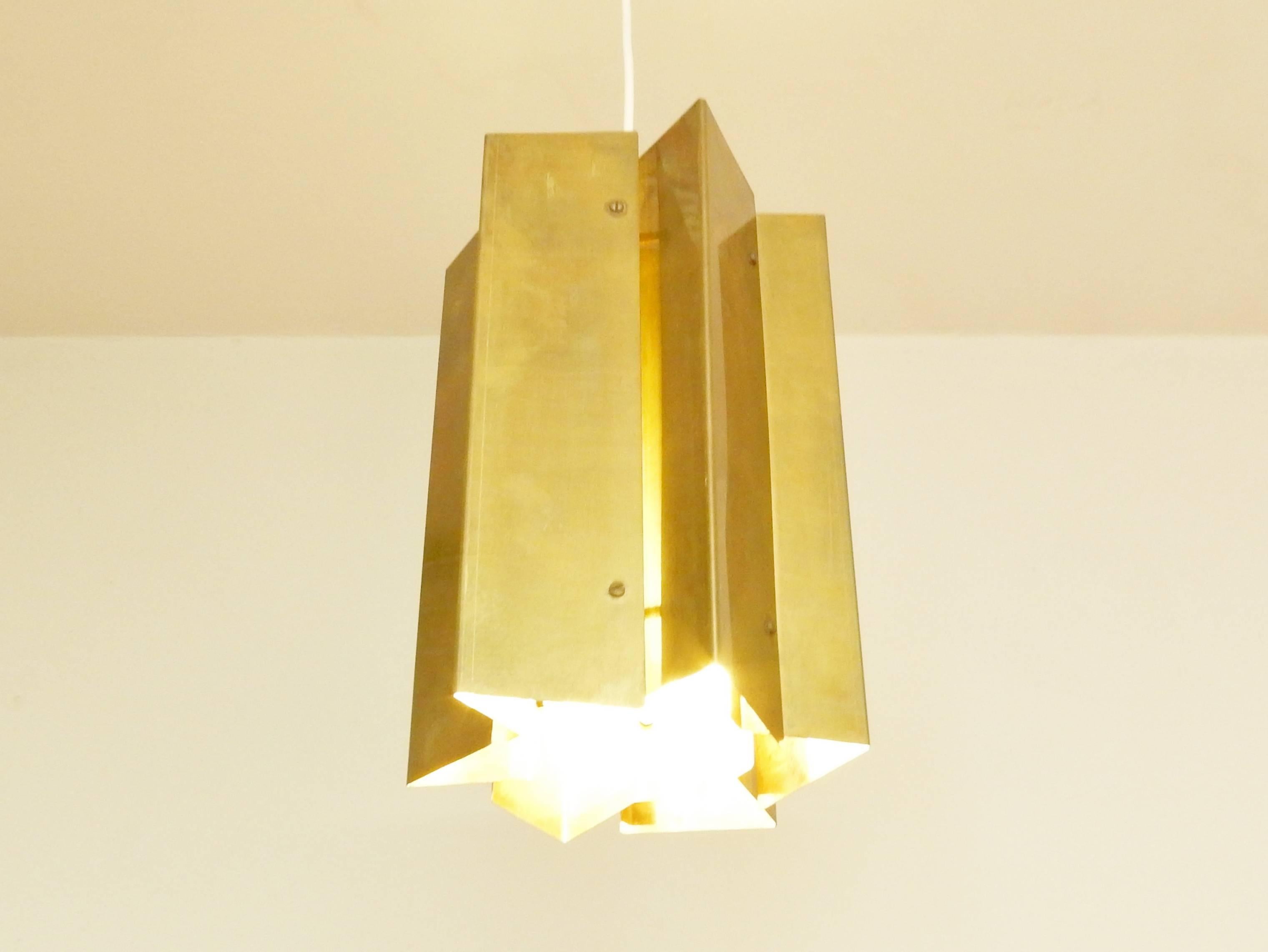 Very goodlooking pendant lamp in solid brass. The design of this lamp instantly reminds us of a combination of two designs by Simon Henningsen. The 'Tivoli' or 'Divan 2' pendant lamp and the 'Kassablanka' lamp. 

This light is in a very good