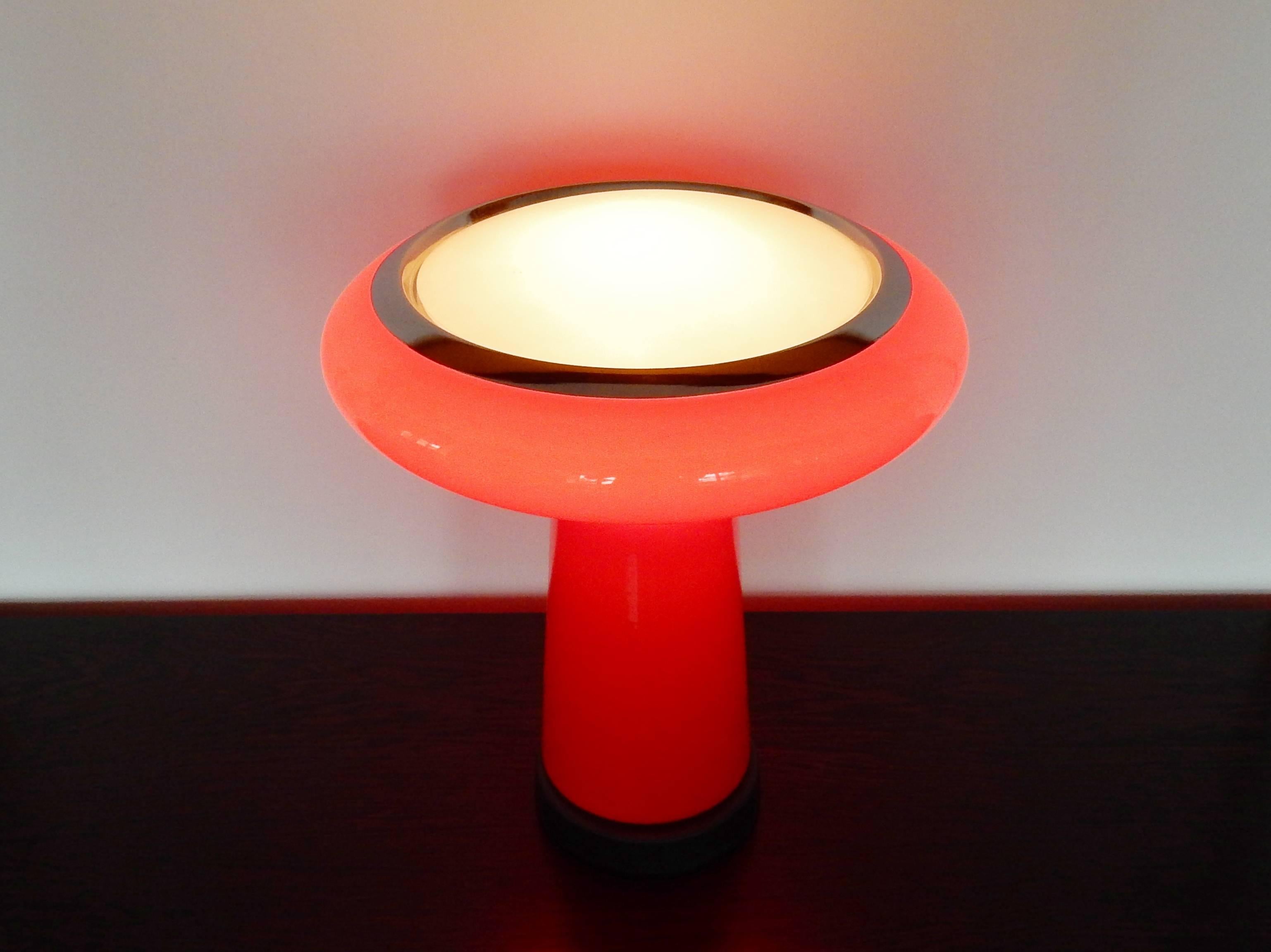 Red and White Glass Table Lamp with Chrome Detail by Hiemstra Evolux, 1960s In Good Condition For Sale In Steenwijk, NL