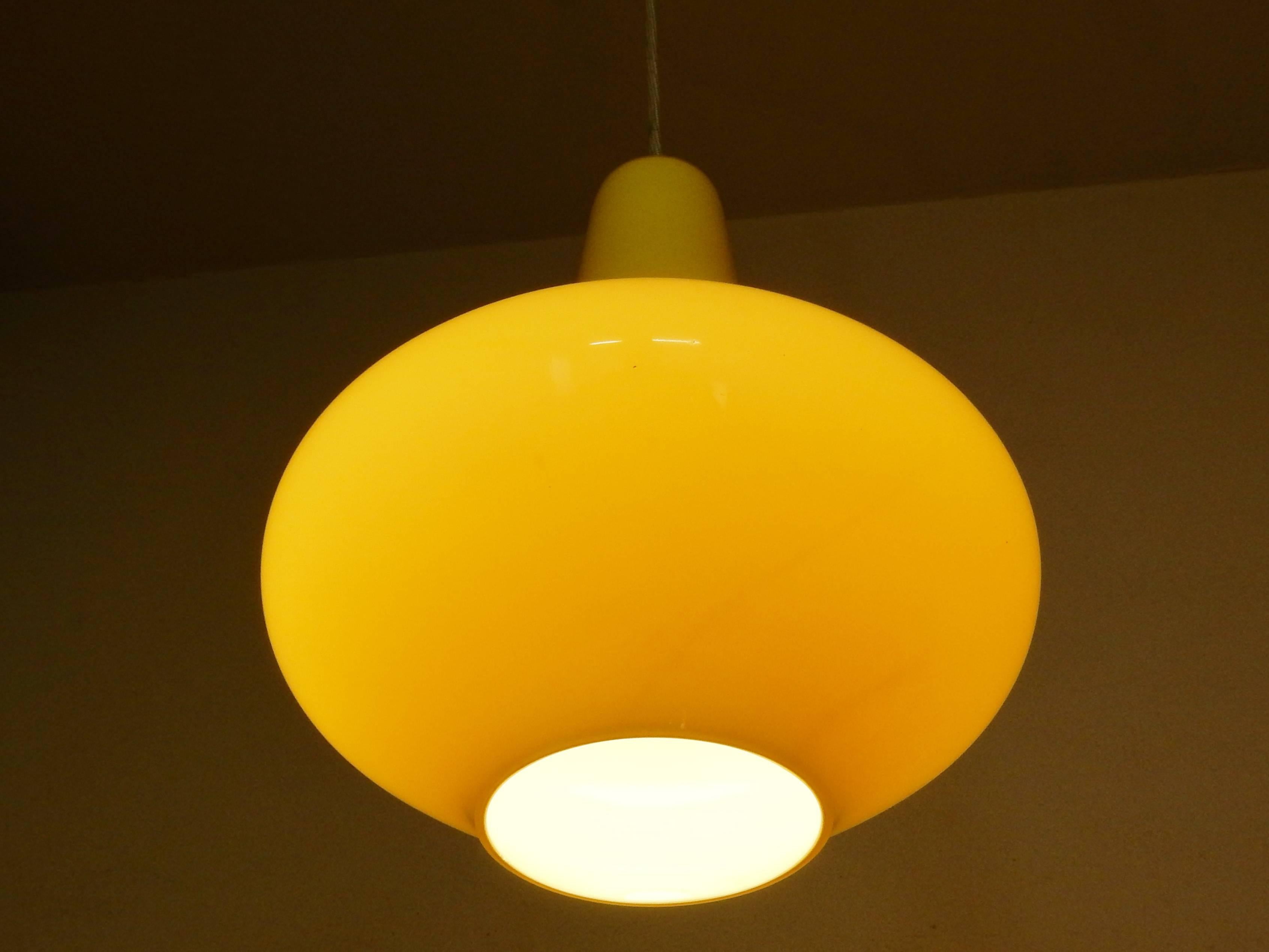 Soft Yellow Glass Pendant Light by Massimo Vignelli for Venini. Italy, 1960s In Good Condition In Steenwijk, NL