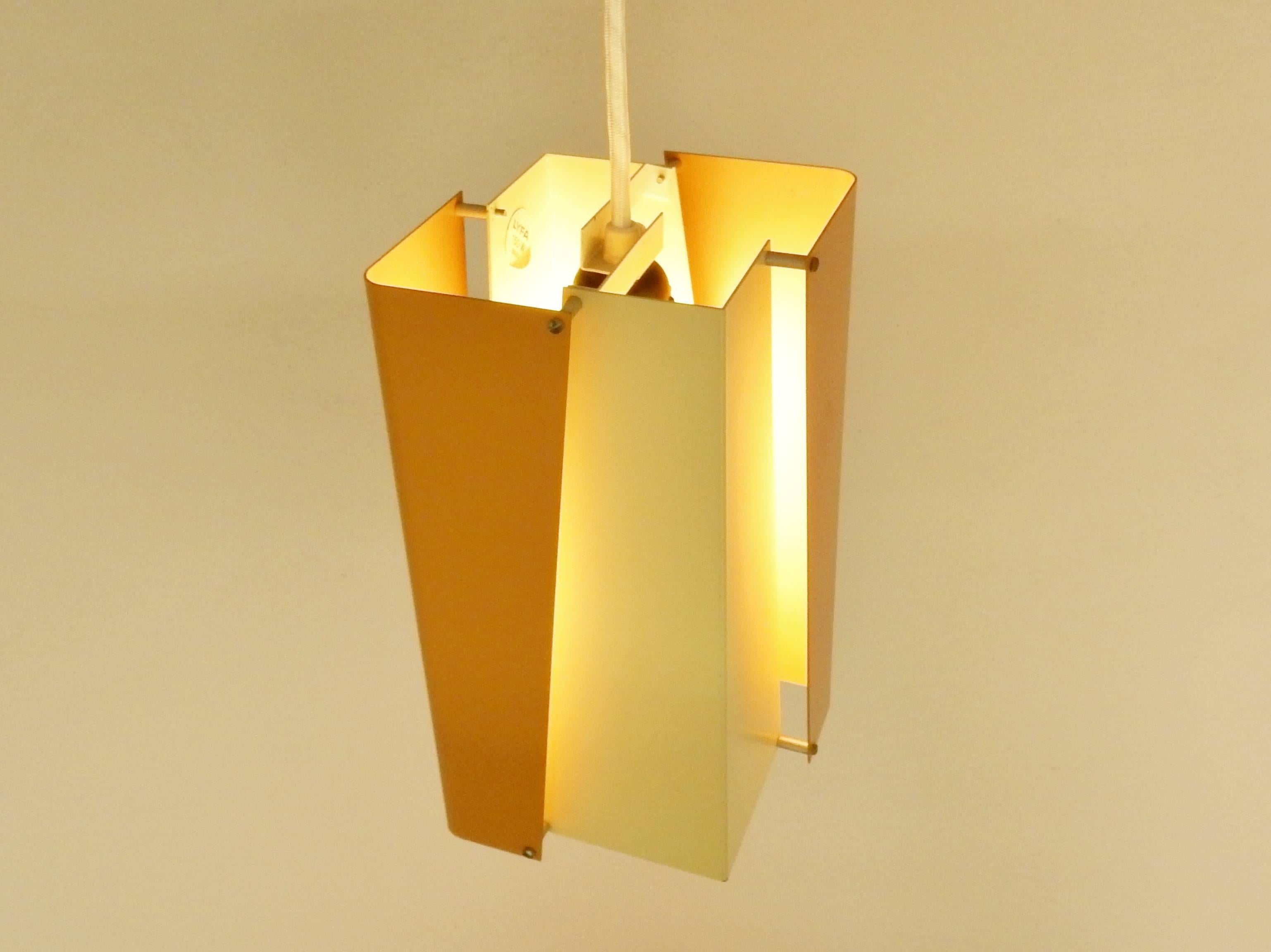 Tôle Lampe à suspension de design danois par Lyfa, Danemark, années 1960 en vente