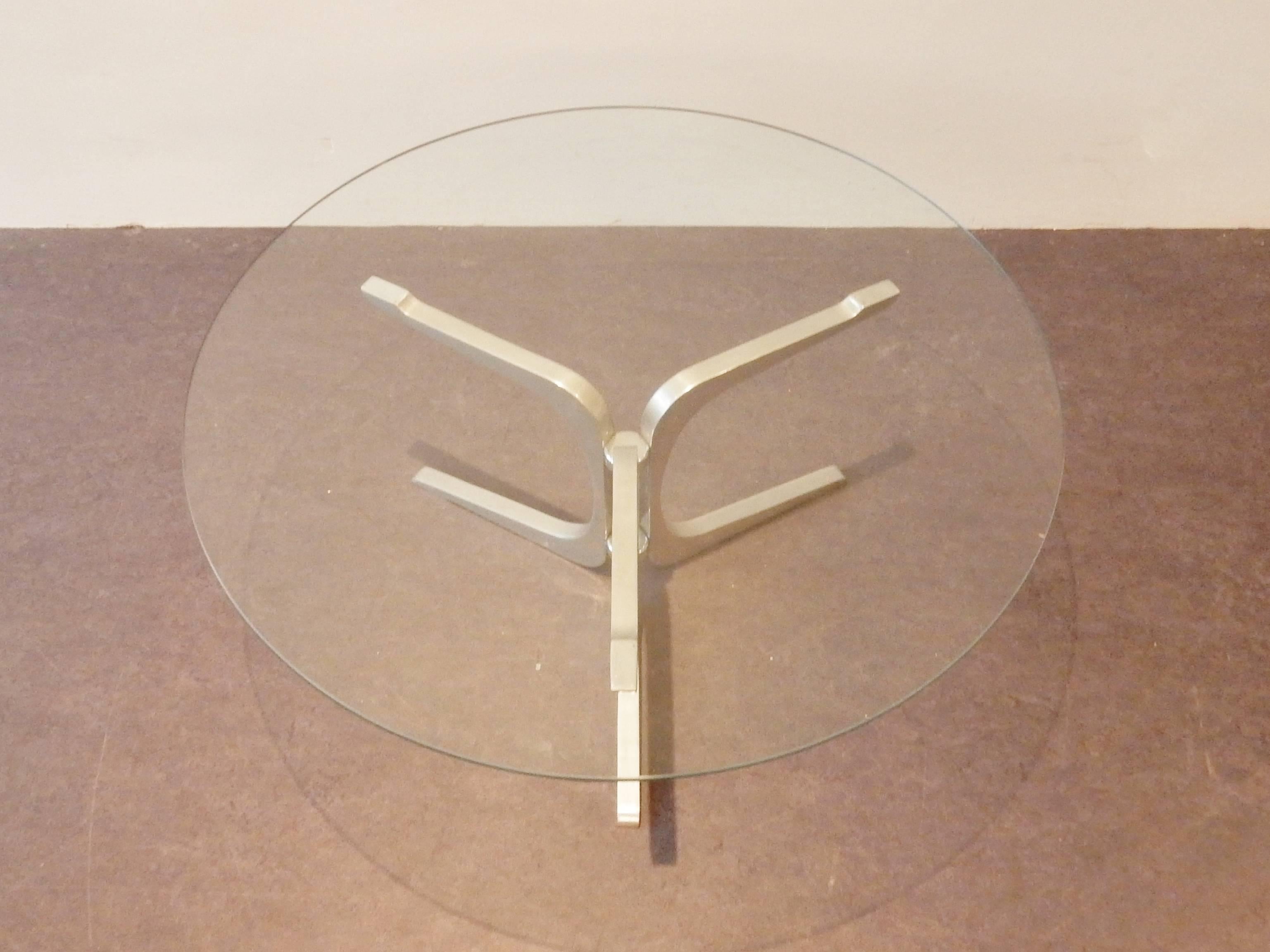 Trois pieds en aluminium moulé, maintenus par deux pièces en métal chromé, avec un plateau en verre. Tous en très bon état avec quelques signes d'âge et d'utilisation.
Cette table est d'origine inconnue, mais d'une grande qualité de matériaux.