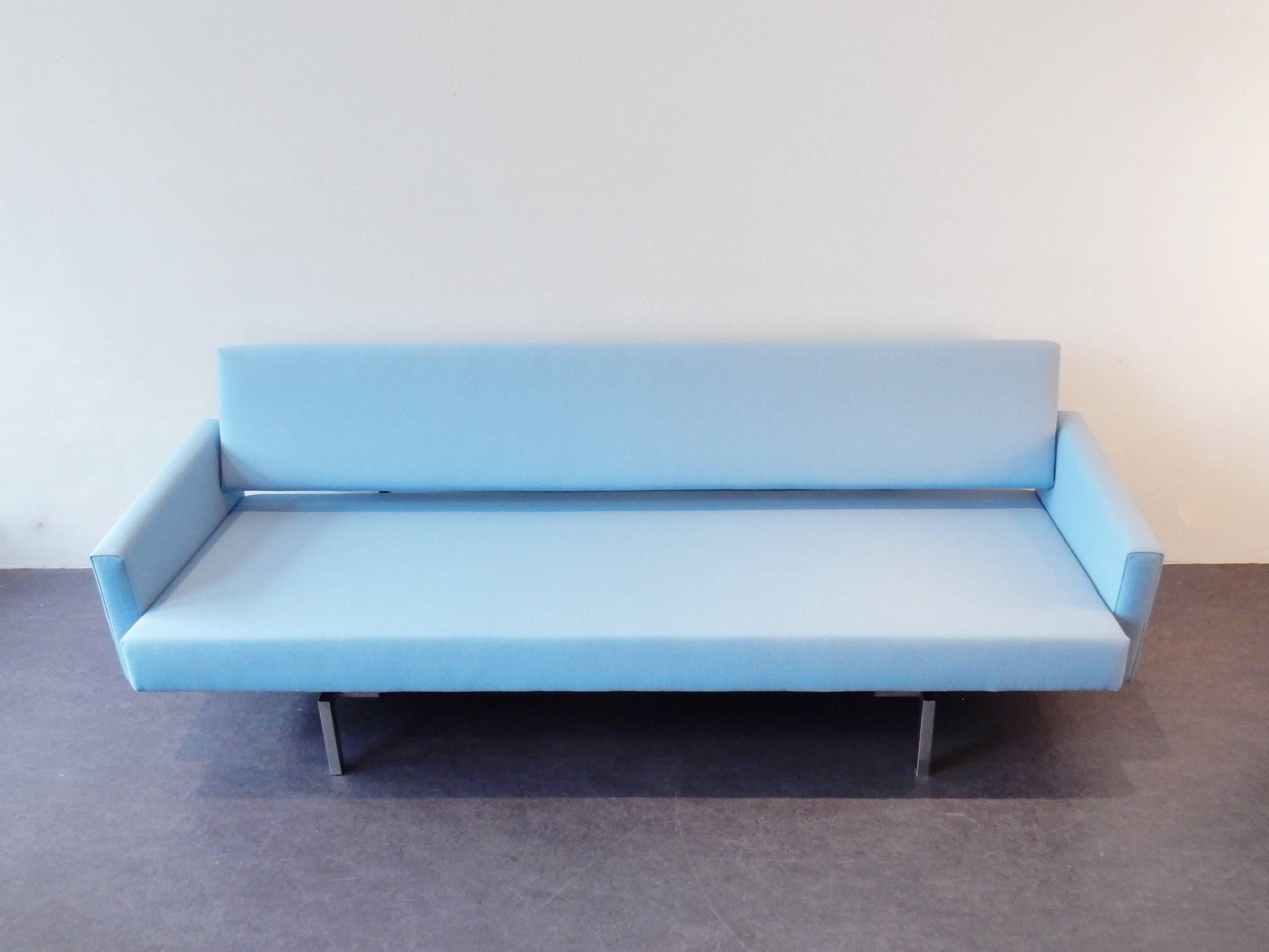 This sofa is a design by Martin Visser for 't Spectrum. This is the more rare version with armrests. The sofa has two positions, one for seating purposes and one for (day)bed purpose. The seat can be flattened by an easy pull to the front.
This