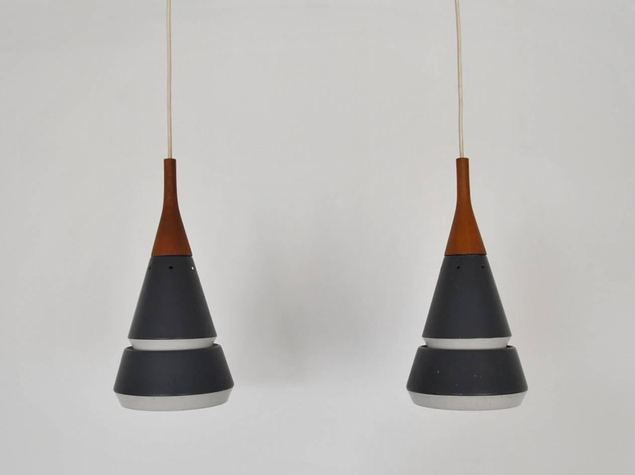 This is a set of two good-looking pendant lights from Dutch lighting manufacturer Philips. An Industrial Design with a Scandinavian touch to them.
Both are in a very nice vintage condition with only minor signs of age and use.
 
