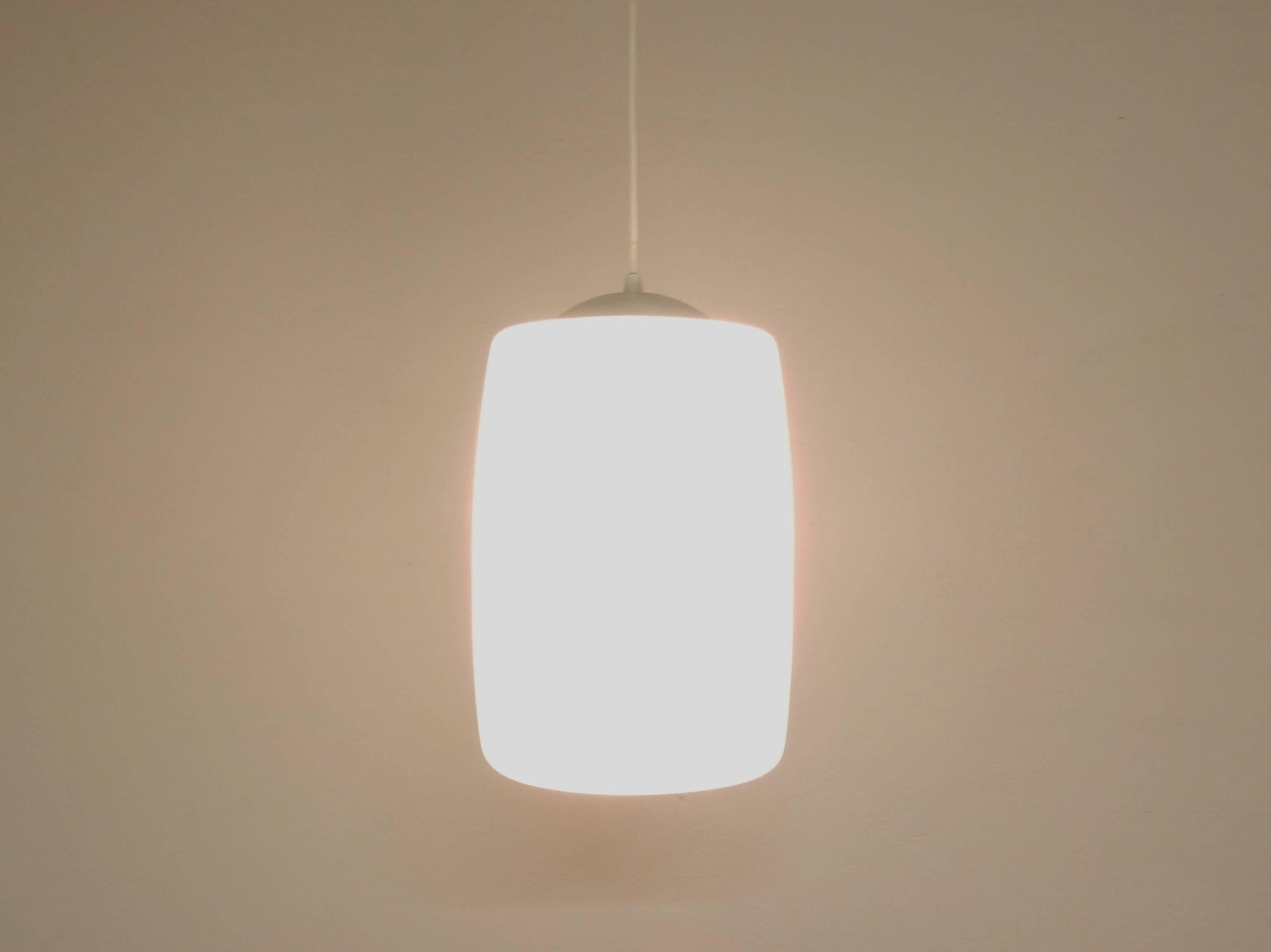Metà XX secolo Grande stock, set di 42 luci a sospensione in vetro opalino, Paesi Bassi, anni '60 in vendita