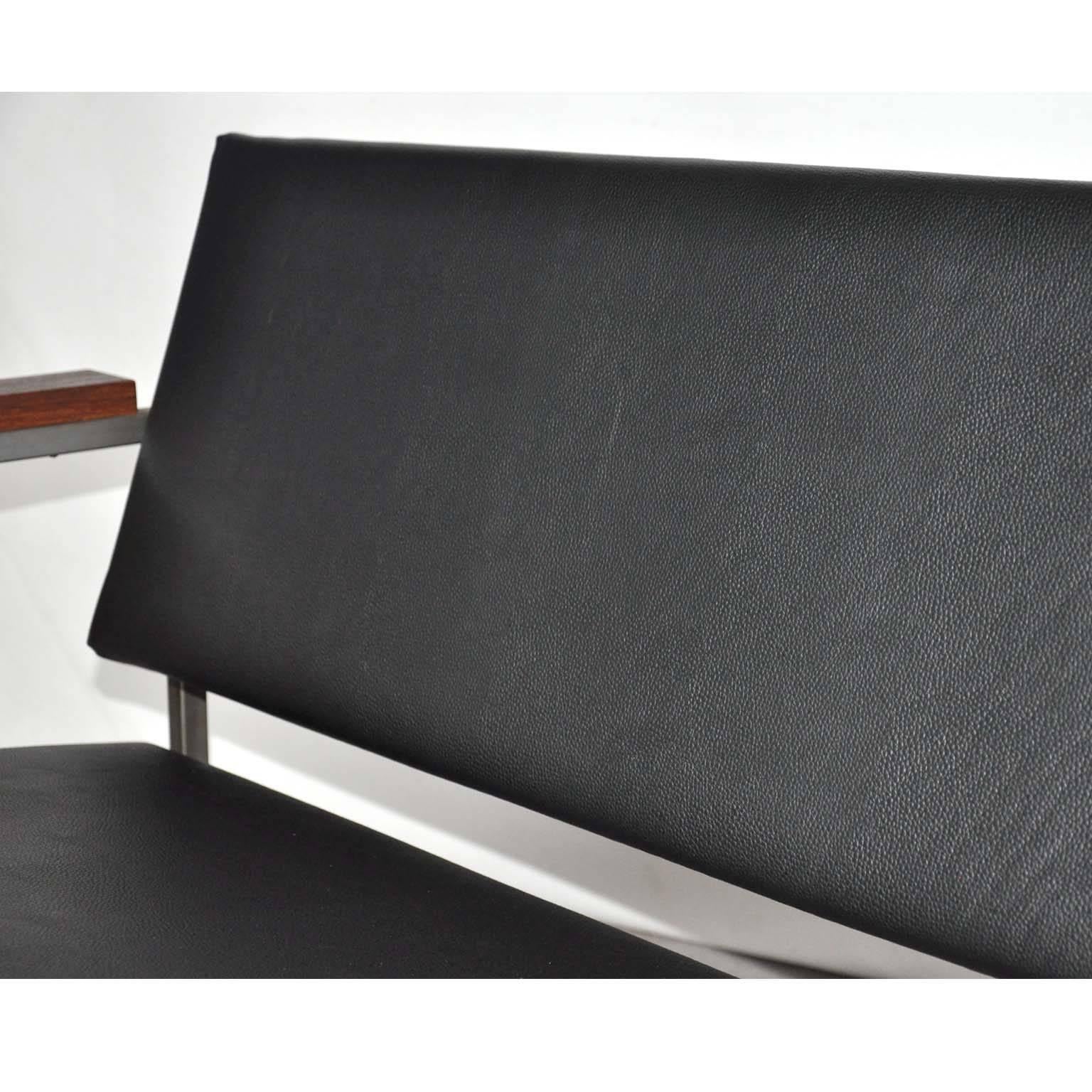 Mid-Century Dutch Sofa in Black Vinyl In Good Condition For Sale In Lijnden, Noord-Holland