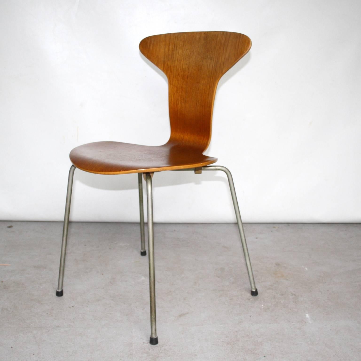 Arne Jacobsen for Fritz Hansen “Mosquito” dining chair.

A beautiful and rare chair from Arne Jacobson. This is an early production with the metal bottom cap. Chair is in good condition.

Measures: Height 77 cm, seating 44 cm.
Width 40.5