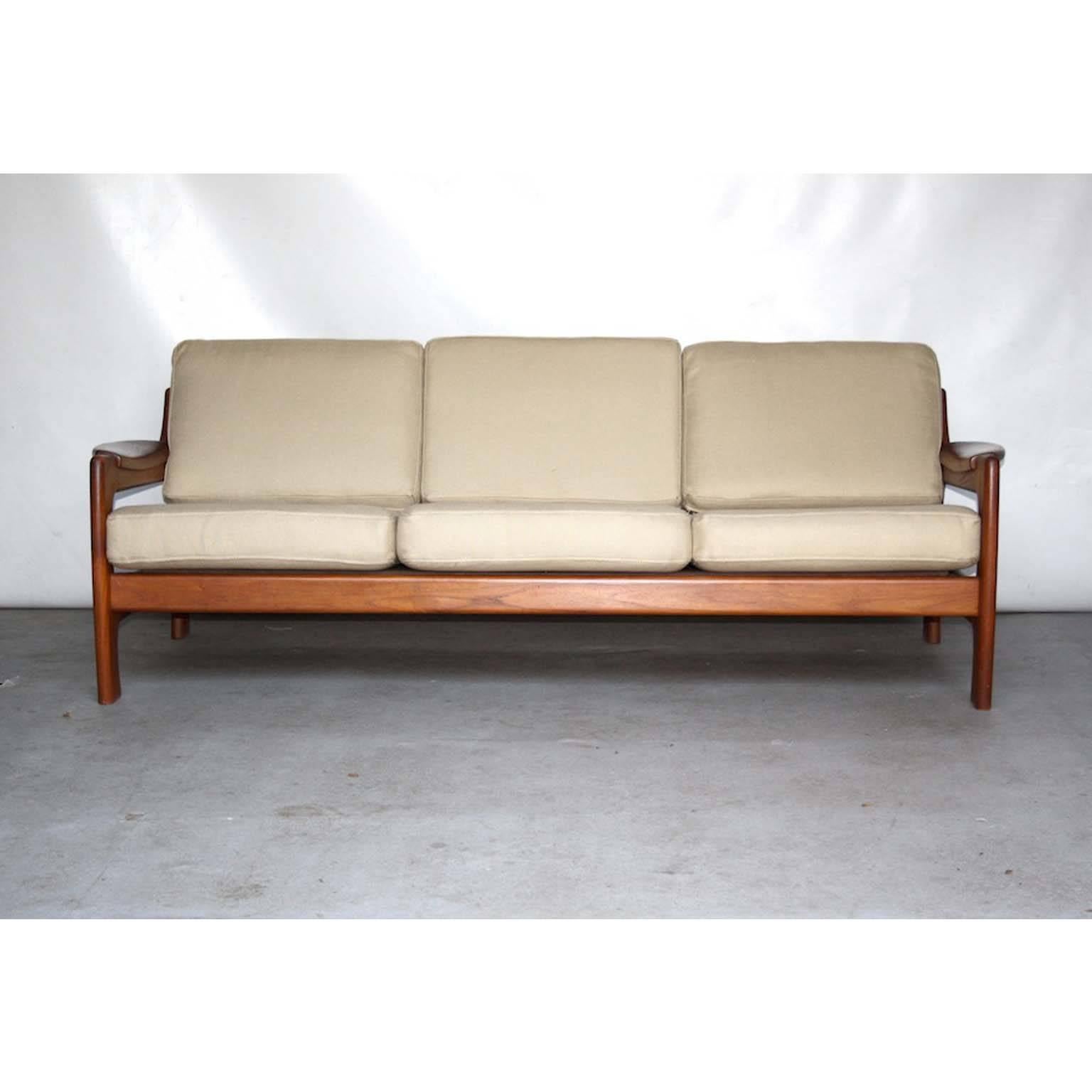 Teak sofa attributed to Arne Wahl Iversen for Komfort, Denmark, 1960s.

Beautiful Danish teak sofa. The sofa is very similar to the Komfort sofa and chair from Arne Wahl Iversen, so we think it is his design. The sofa is has a very beautiful