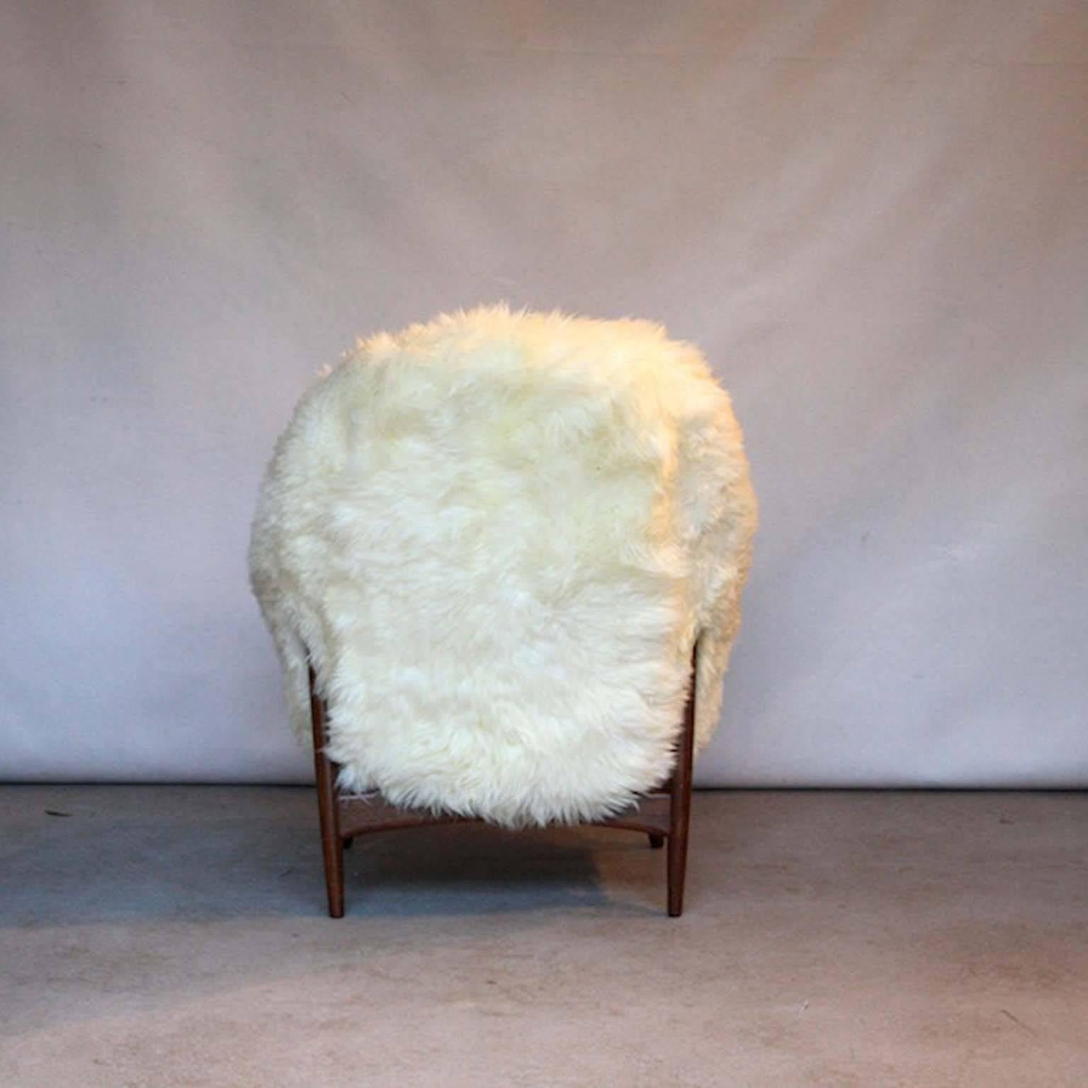 Danish Teak Lounge Chair in Sheepskin, Denmark, 1960s In Good Condition For Sale In Lijnden, Noord-Holland