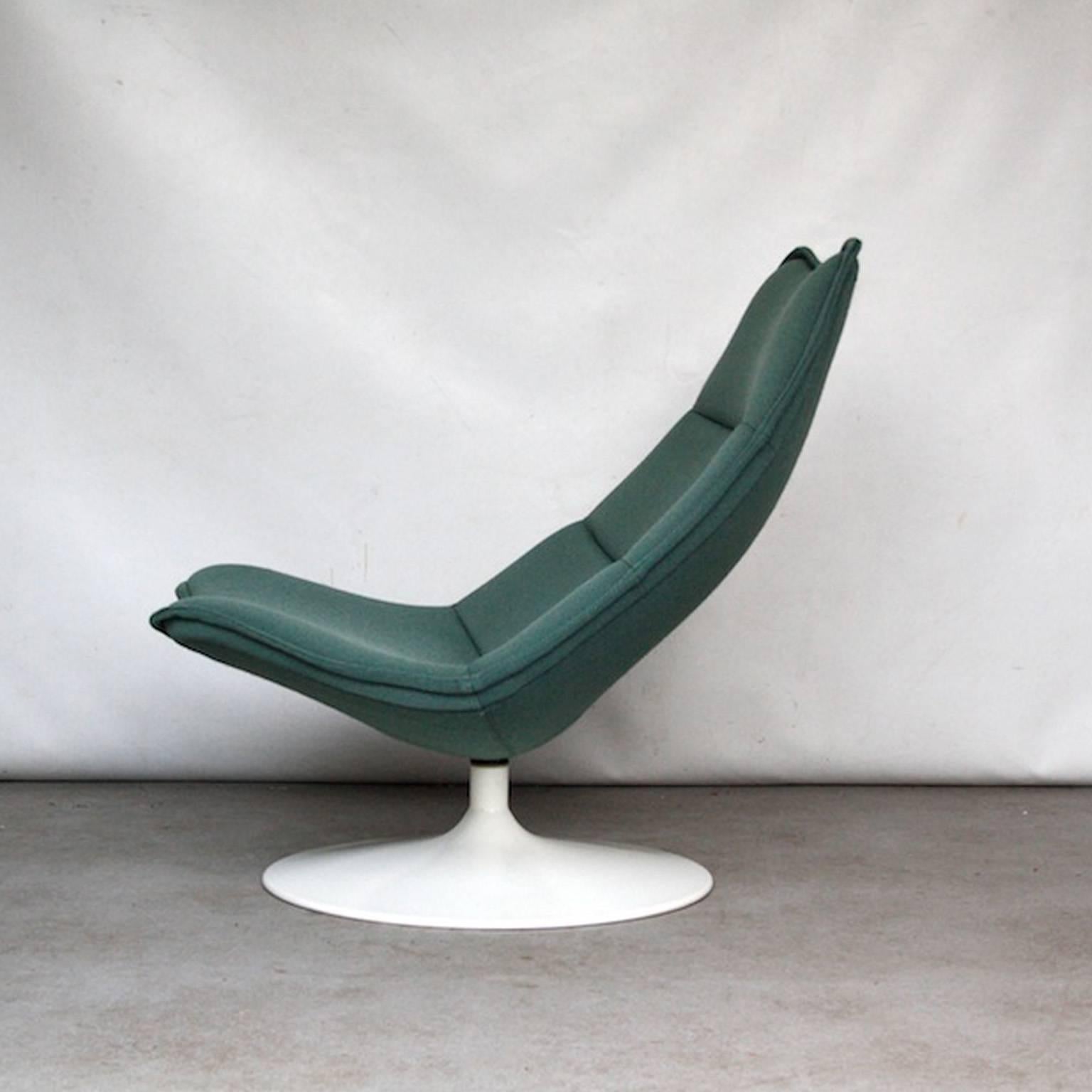 Stunning lounge chair from the 1970s by Harcourt in very good condition for its age. The chair has its original mint green fabric. The chair seems hardly used. It stands on a metal tulip base and can be swiveled 360 degrees.

Geoffrey Harcourt