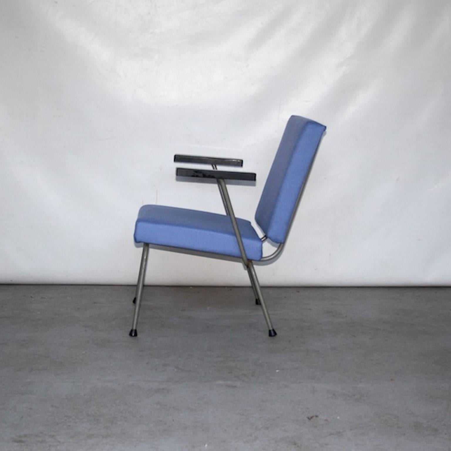 Early example of the stylish lounge chair by Wim Rietveld and A.R. Cordemeyer. With its characteristic minimal metal frame and steel plated construction still a beautiful piece of design nowadays.

Chair is in good vintage condition with new