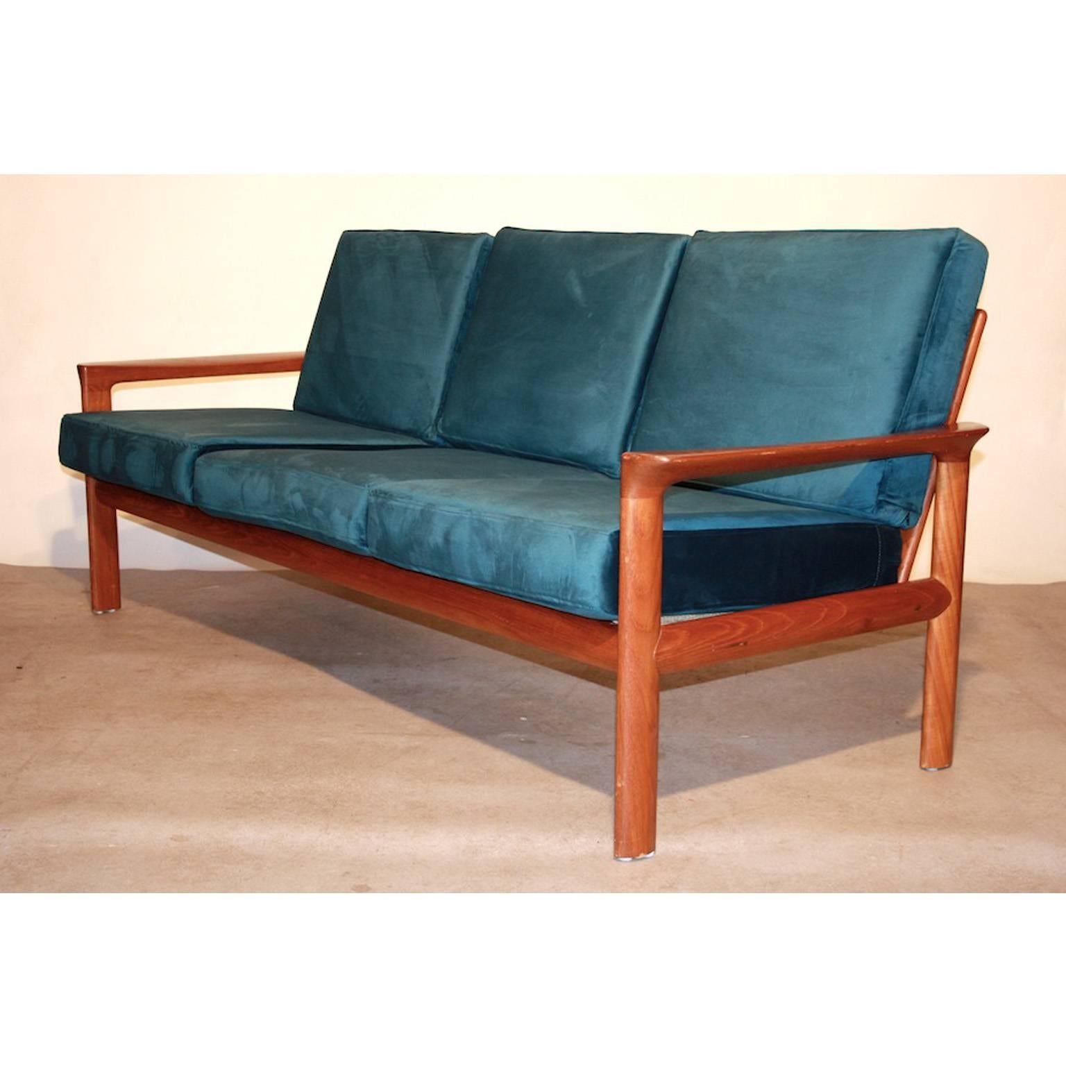 Sven Ellekaer for Komfort sofa “Borneo”, Denmark, 1960s

Beautiful Danish teak sofa from the 1960s by Sven Ellekaer. We re-upholstered this Classic sofa in petrol velour. This gives it a more classy and contemporary appearance. We think this suits