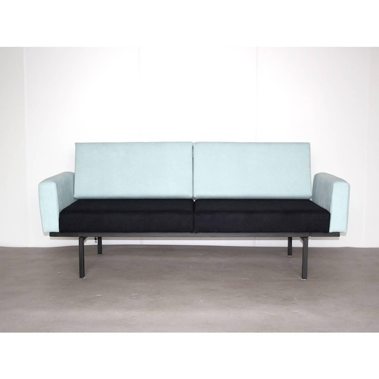 Sofa or daybed by Coen de Vries for Devo, Dutch design, 1952

Super rare sleeper sofa with armrests by Dutch designer Coen de Vries from 1952. Coen de Vries was probably one of the most important Dutch Industrial furniture designers of the