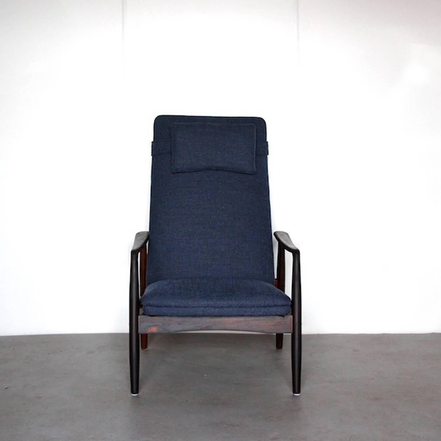 High back lounge chair by Søren Ladefoged for SL Mobler, Danish design, 1950s.

Beautiful Danish high quality recliner lounge chair from the Mid-Century. The chair has a nice organic rosewood frame with new denim-blue upholstery. The seating of