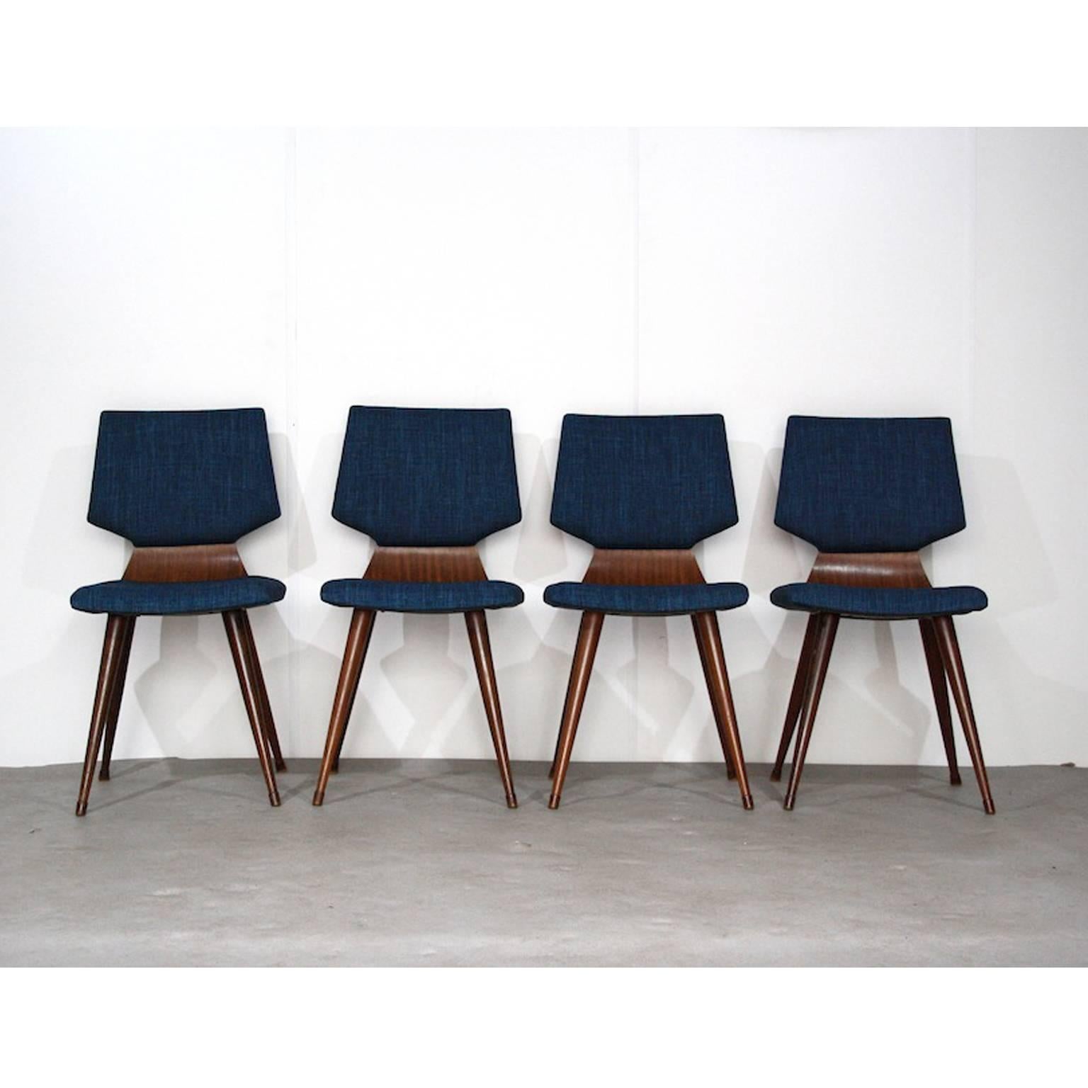 Beautiful dining chairs with a plywood back. New blue upholstery. By Cor Alons for Gouda Den Boer.

Width: 40- 46 cm
Depth: 45 cm: seating 38 cm
Height: 83 cm; seating 45 cm.