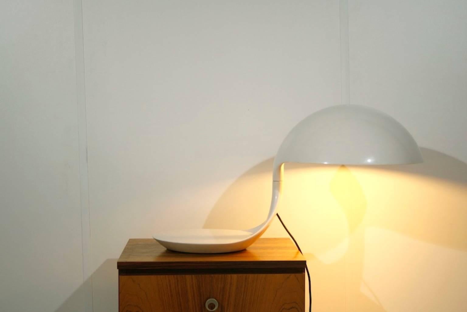 Original edition from 1968. White resin table light. The lower body rotates on the steel base and can rotate 360°. The inside reflector is made of aluminium.
Marked at the bottom.

Measure: Height 40 cm
Diameter 40 cm.