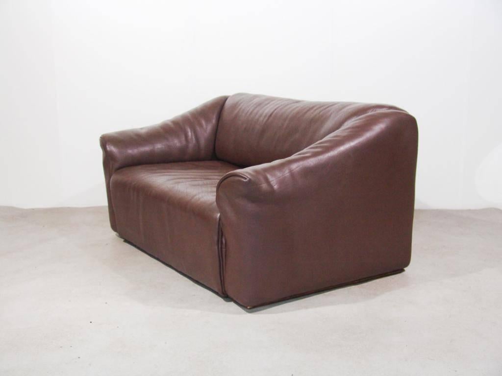 De Sede DS47 two-seat sofa in dark brown buffalo leather, Switzerland, 1970s

In very good condition. With an adjustable seating.

Measures: Length 140 cm, seating 95 cm
Depth 90 cm, seating 58-74 cm
Height 70 cm, seating 35 cm.