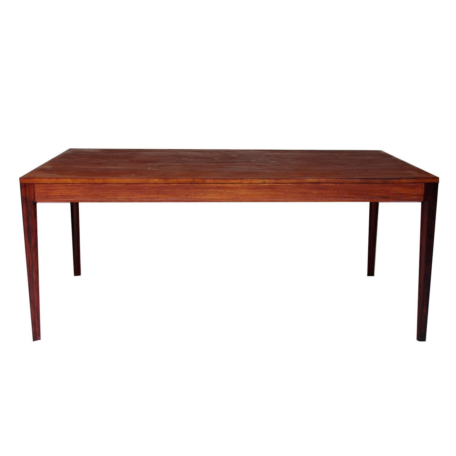 Danish rosewood dining table by Finn Juhl for Cado.

Often referred to as “diplomat table”.

In good condition. Some small veneer damage at one of the legs.