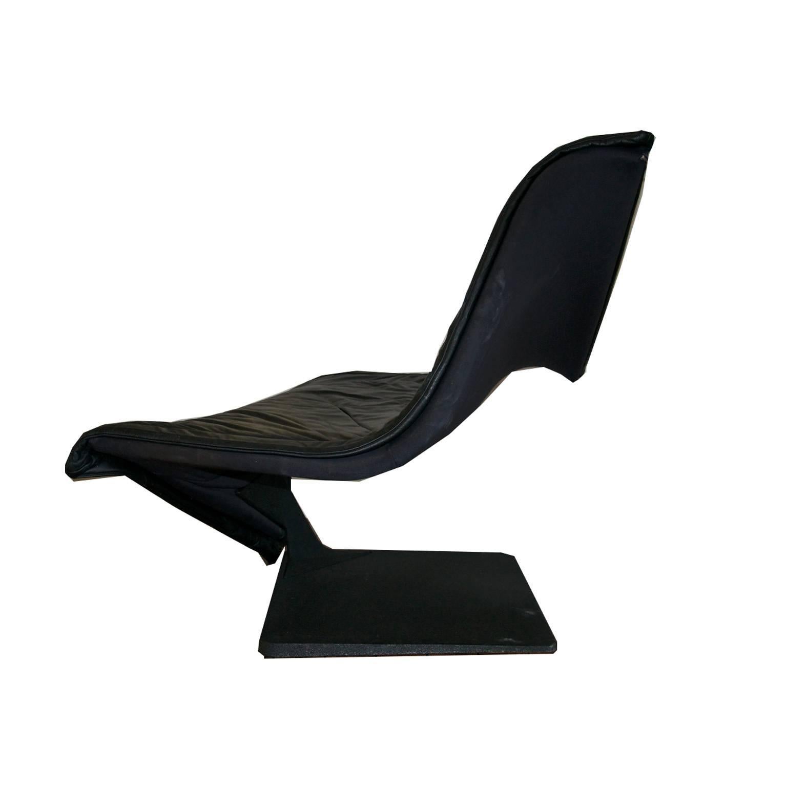 The flying carpet chair by Simon Desanta for Rosenthal, designed in 1988.

With its elegant floating shape it is clear why it is called the flying carpet. The chair has a beautiful black leather upholstery and is in very good condition. The foot