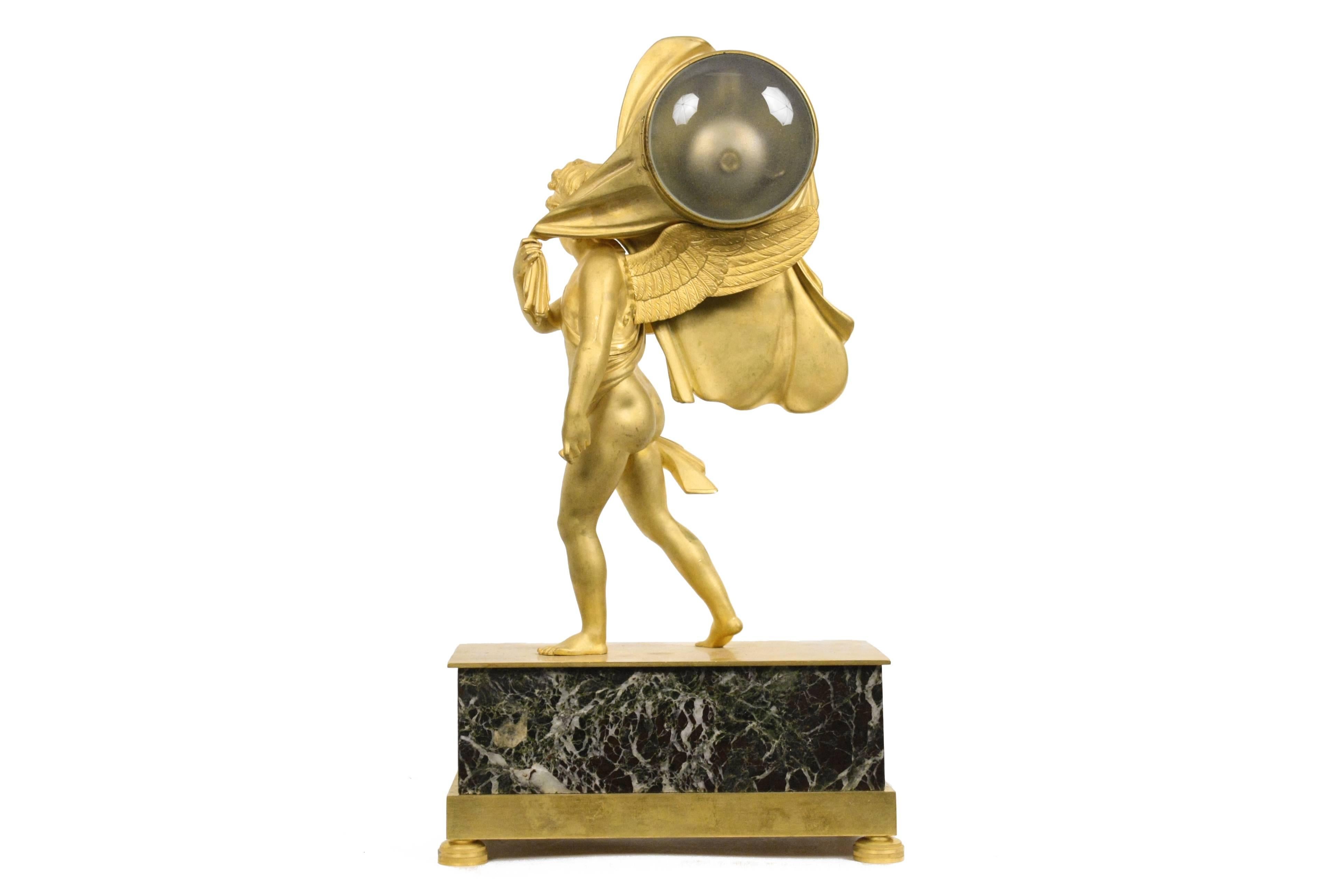 Français Pendule de cheminée Empire français en bronze doré à motifs figuratifs en vente
