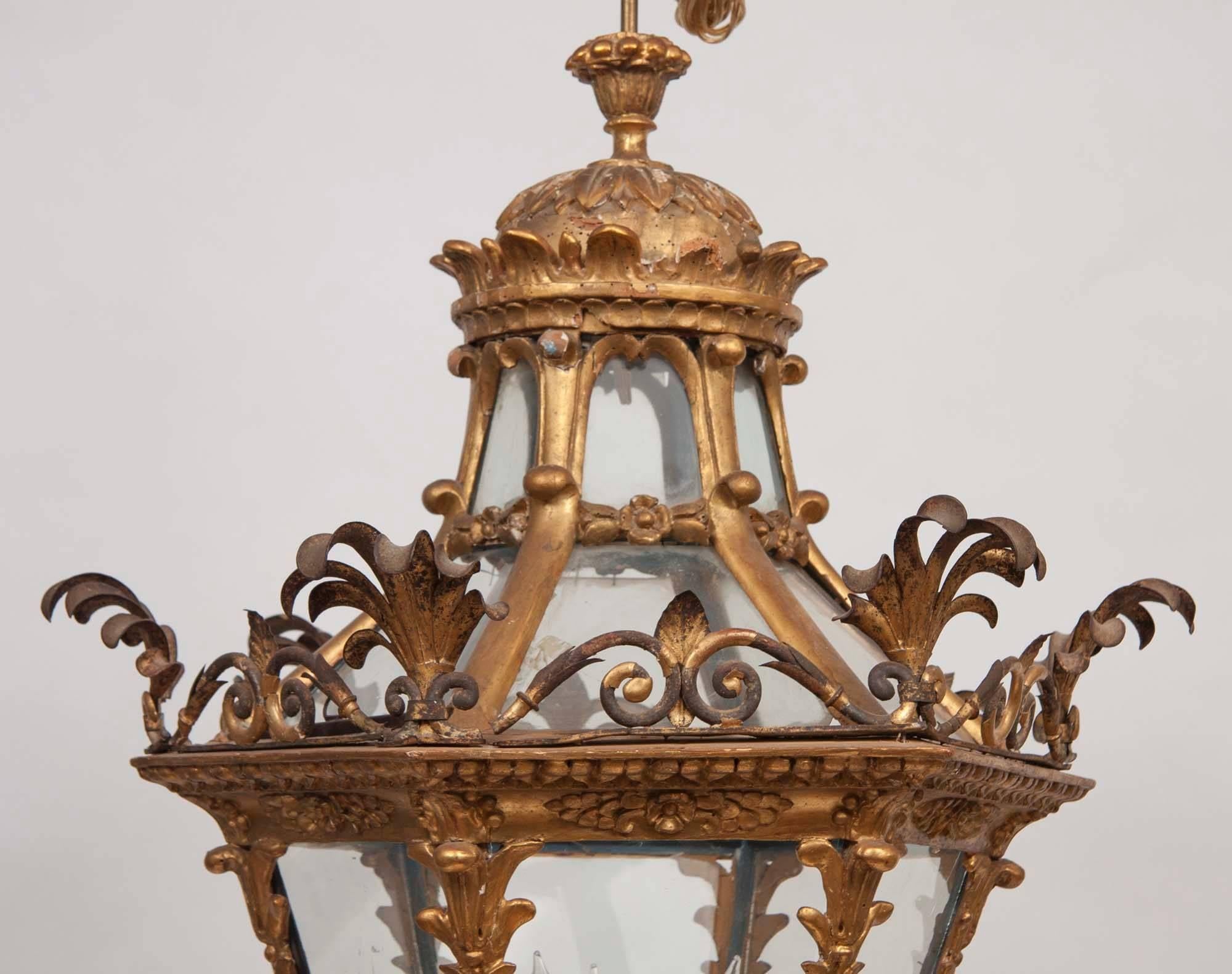 Lanterne sculptée en bois doré de Genovese. Actuellement câblé pour trois lumières. 
