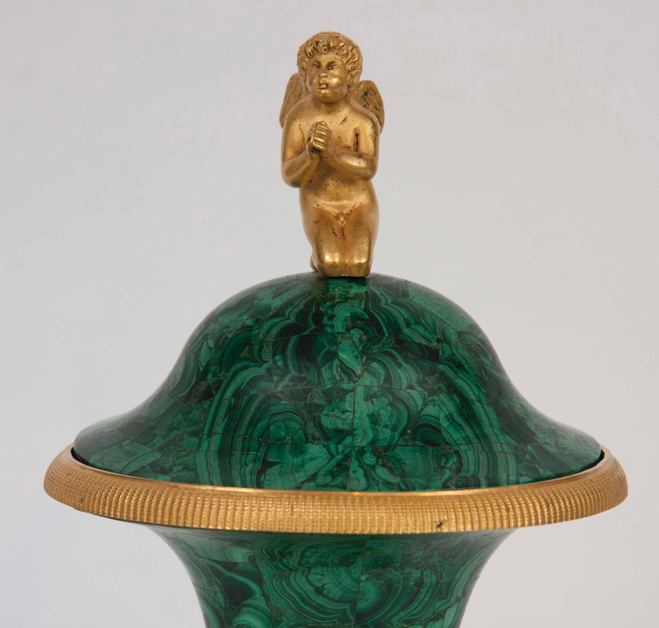 Russische Vase aus vergoldeter Bronze und Malachit mit Deckel (Vergoldet) im Angebot