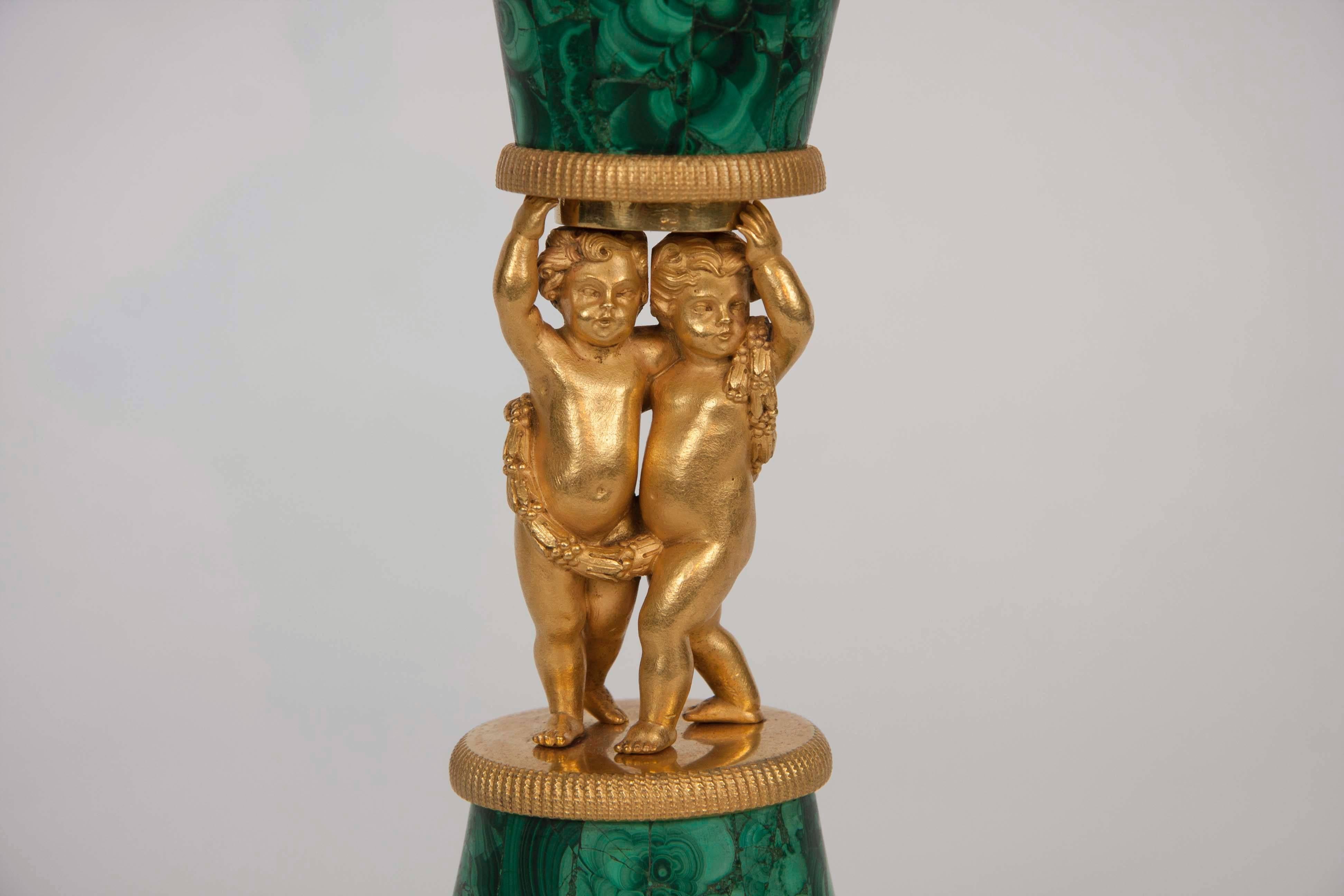 Sculpté à la main Vase russe recouvert de bronze doré et de malachite en vente