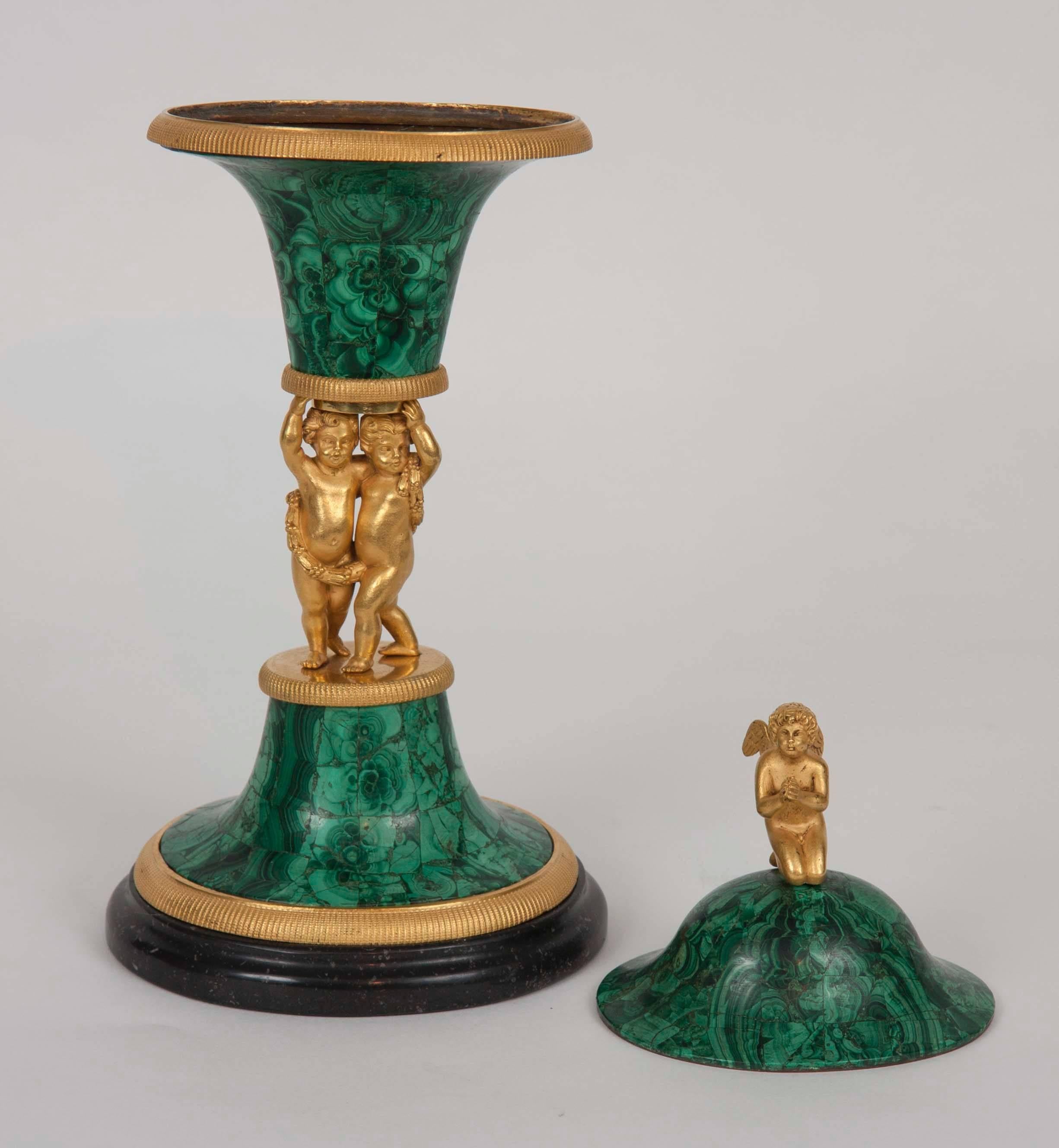 Bronze Vase russe recouvert de bronze doré et de malachite en vente