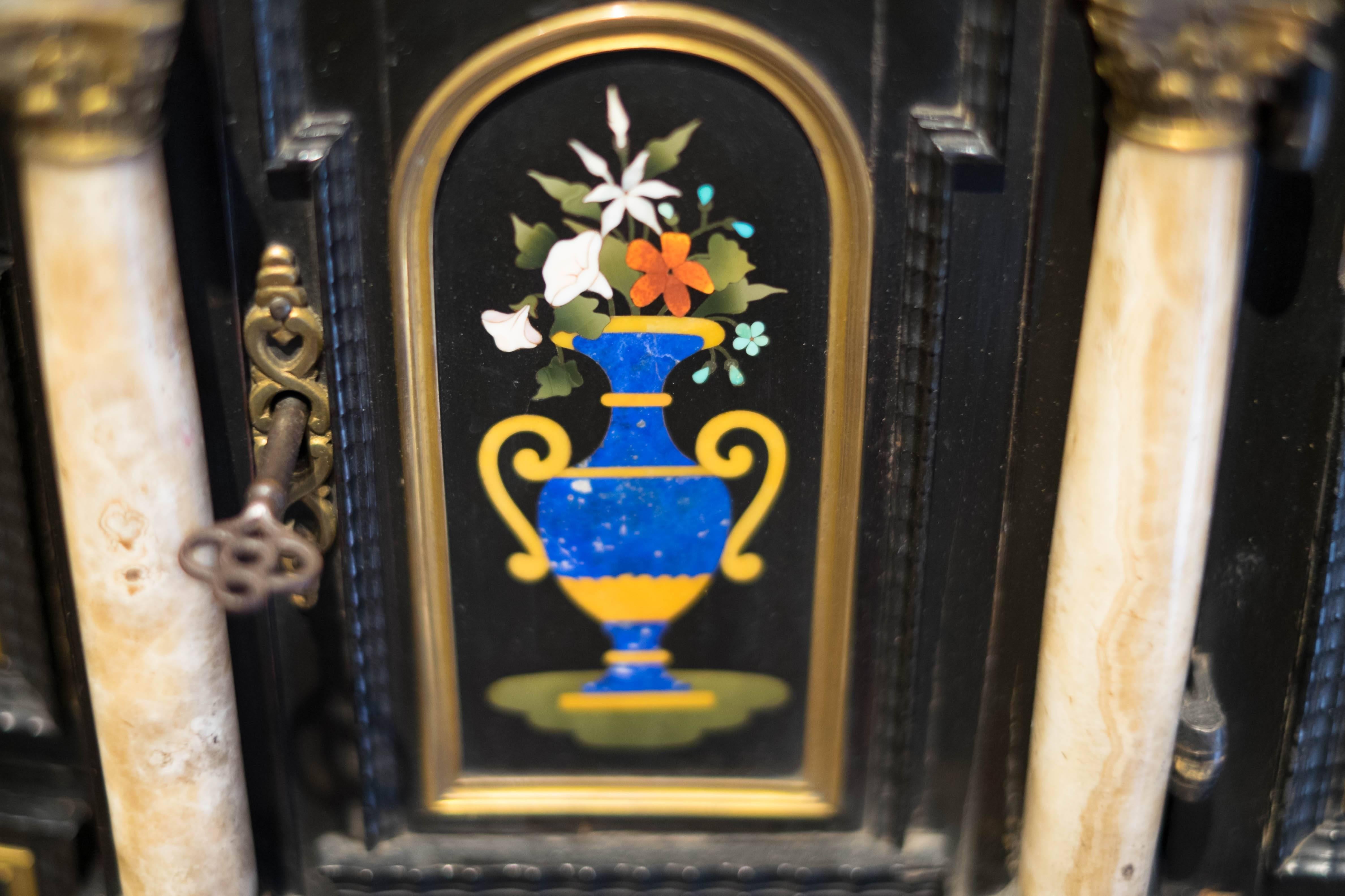 italien Meuble de rangement florentin du 19ème siècle en Pietra Dura en vente