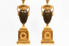 Paar französische Kandelaber aus vergoldeter Bronze aus dem frühen 19. Jahrhundert