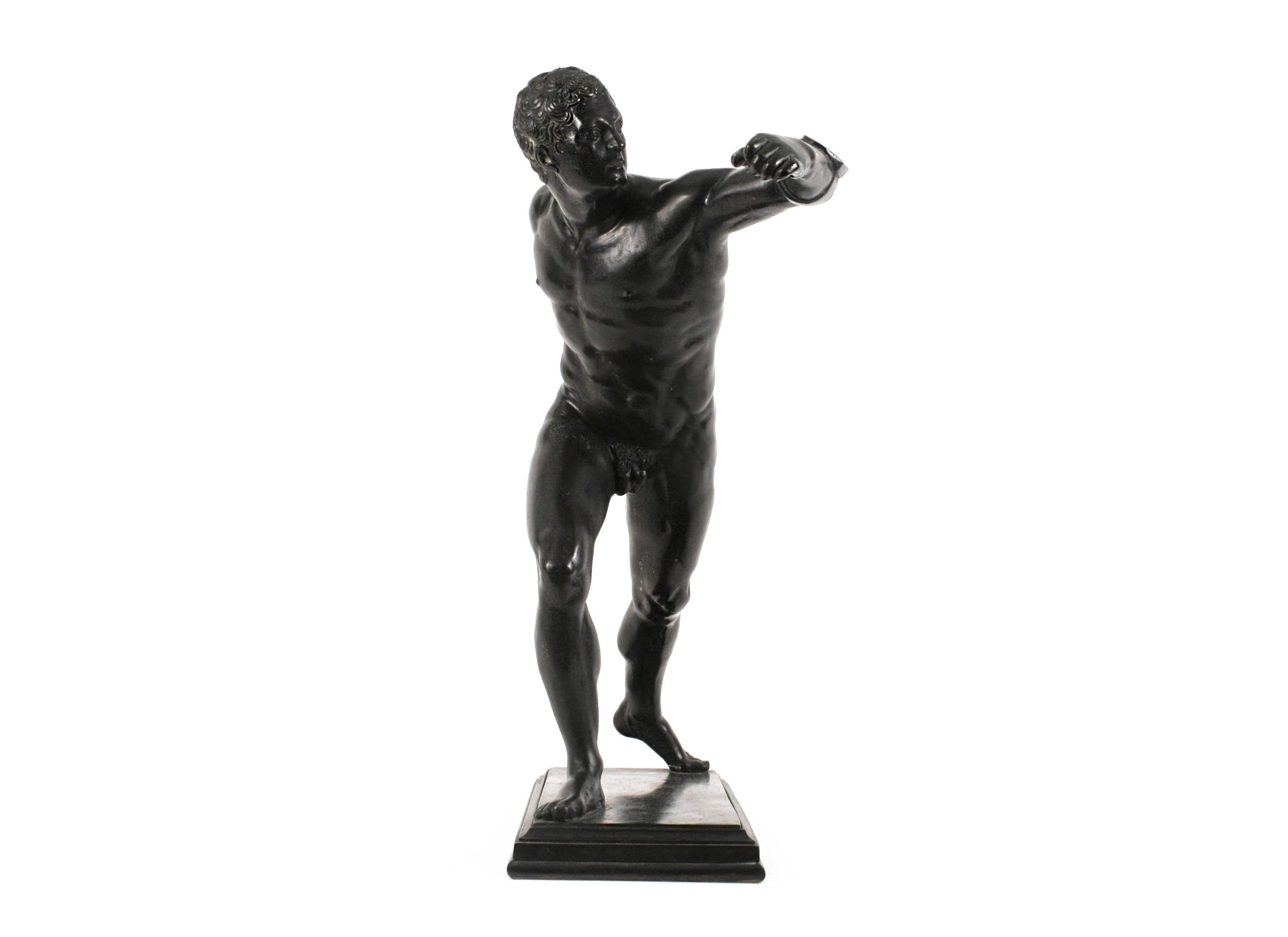 Borghese Gladiator, nach einem antiken Vorbild
große patinierte Bronzeskulptur
Italien, 19. Jahrhundert
H 20 in. (50,8 cm)

Die ursprüngliche Marmorskulptur wurde in den frühen 1600er Jahren in Anzio südlich von Rom gefunden, in den Ruinen eines