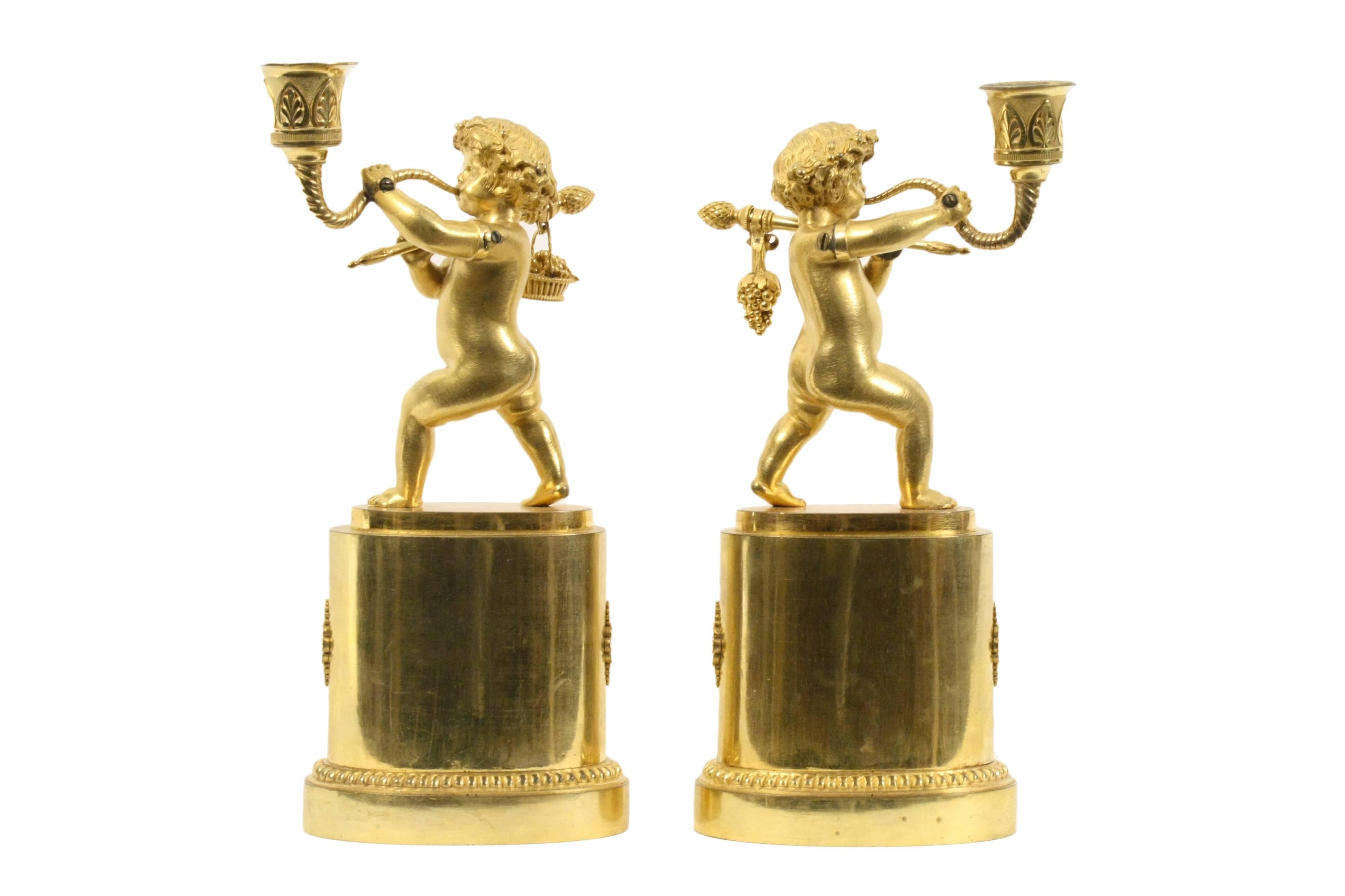 Paar französische figurale Kerzenständer aus vergoldeter Bronze (Französisch) im Angebot