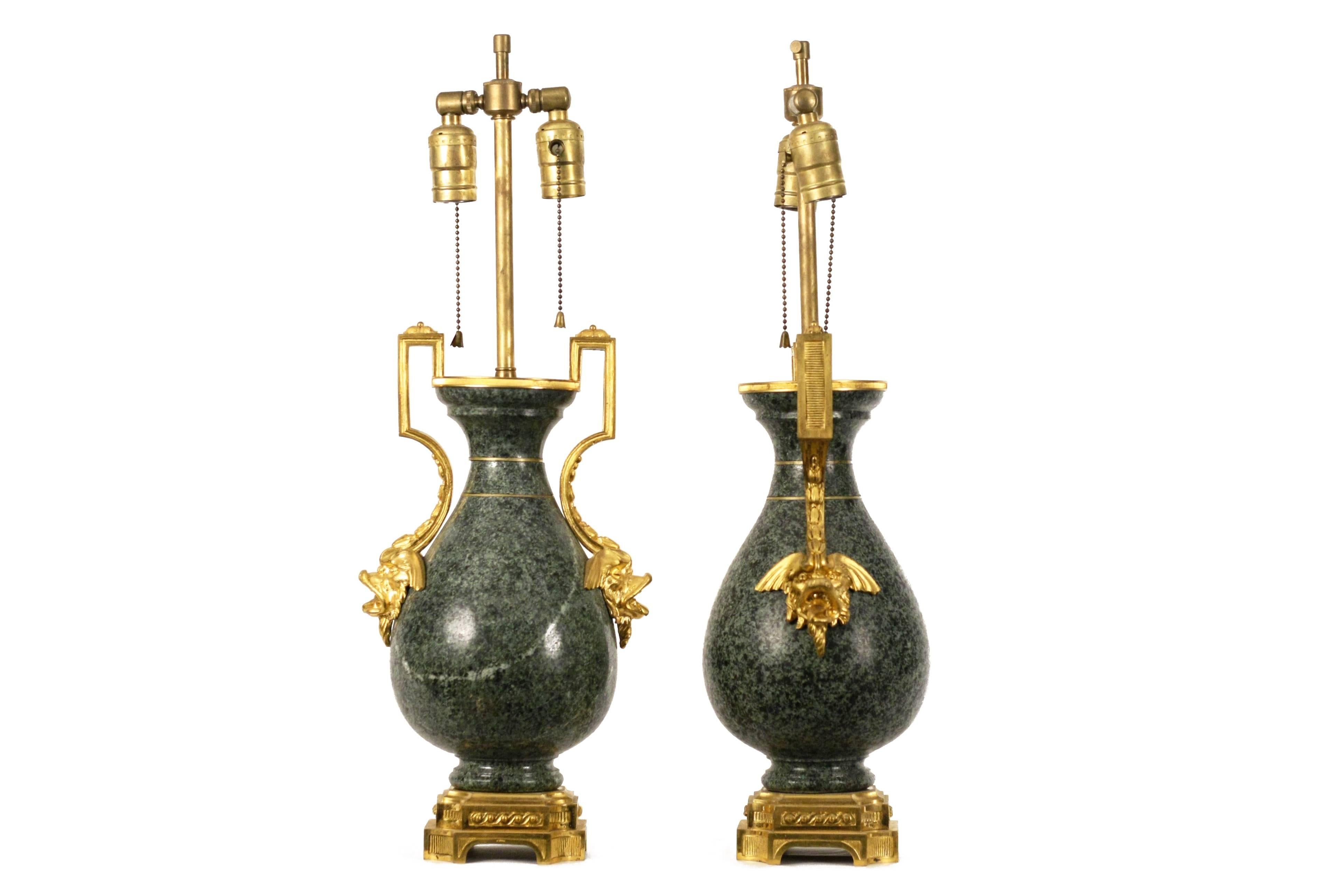 Paire de vases français avec monture en bronze doré sur granit, maintenant montés comme lampes.