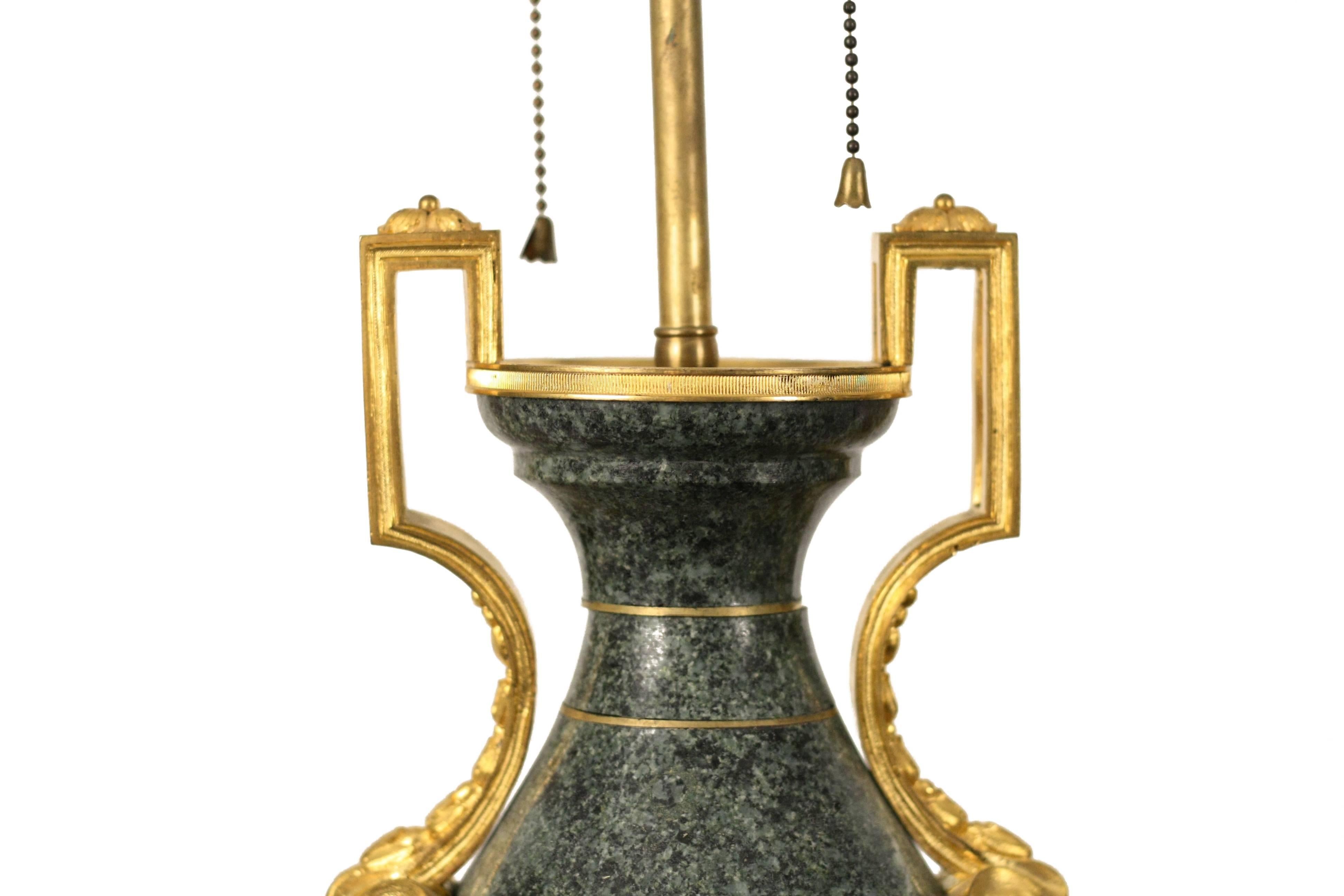 Paire de vases en granit montés en bronze doré du 19ème siècle Bon état - En vente à New York, NY