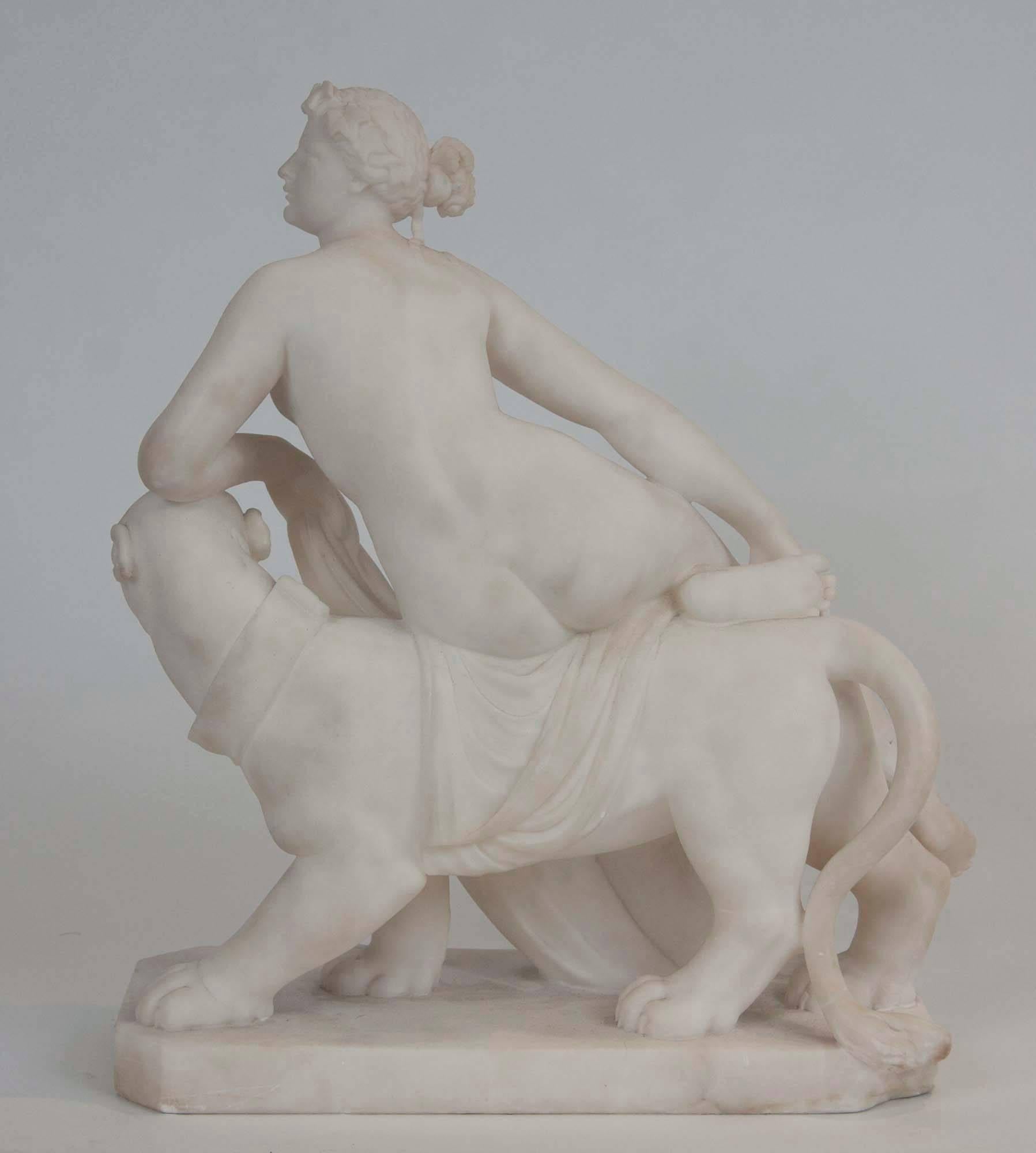 Marmorskulptur der Ariadne, die auf einem Panther sitzt (Geschnitzt) im Angebot