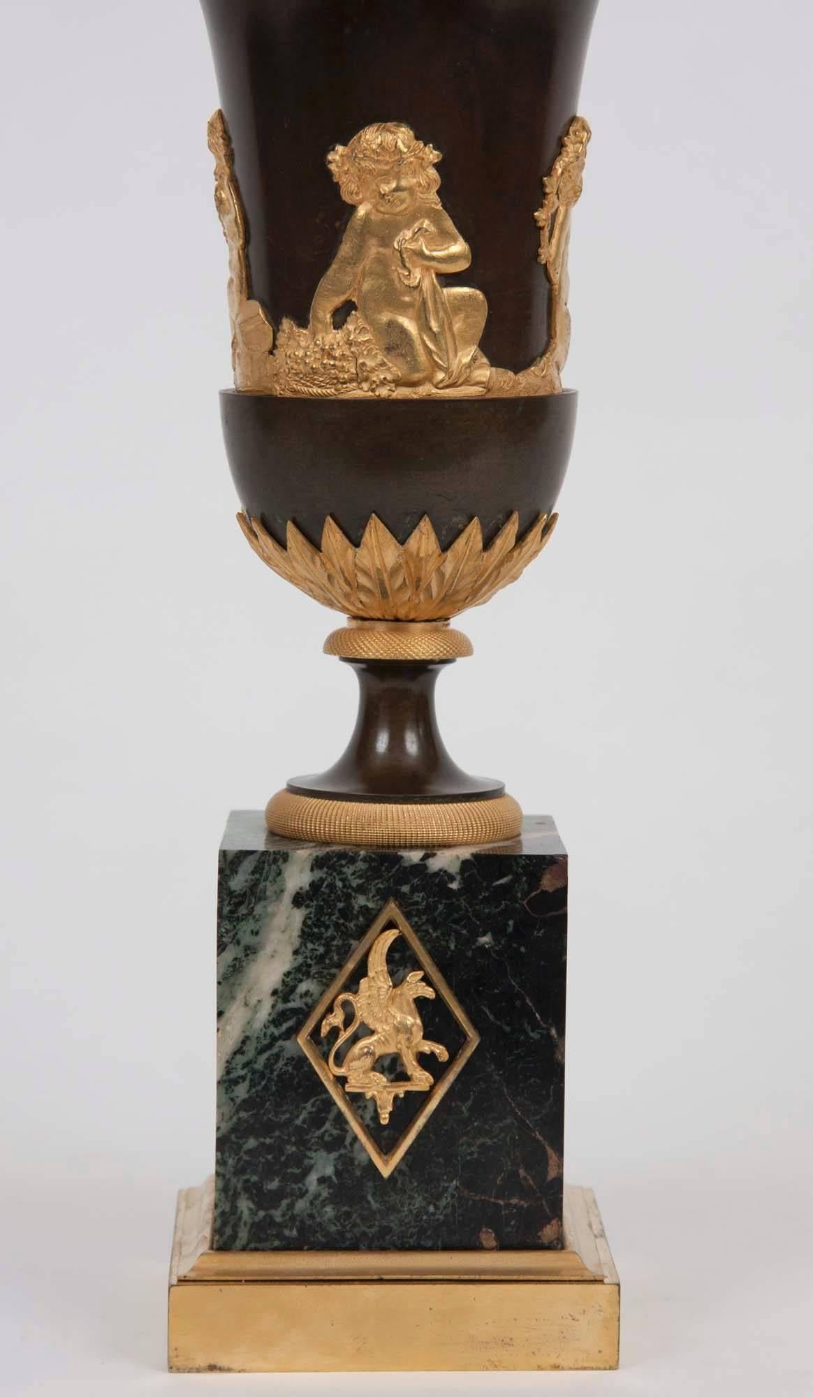 Pair of Directorie Gilt Bronze-Mounted Urns (Vergoldet)